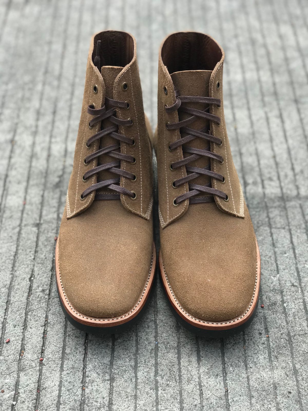 Photo by brl.lin on November 2, 2022 of the Briselblack The Hawk in Horween Natural Chromexcel Roughout.