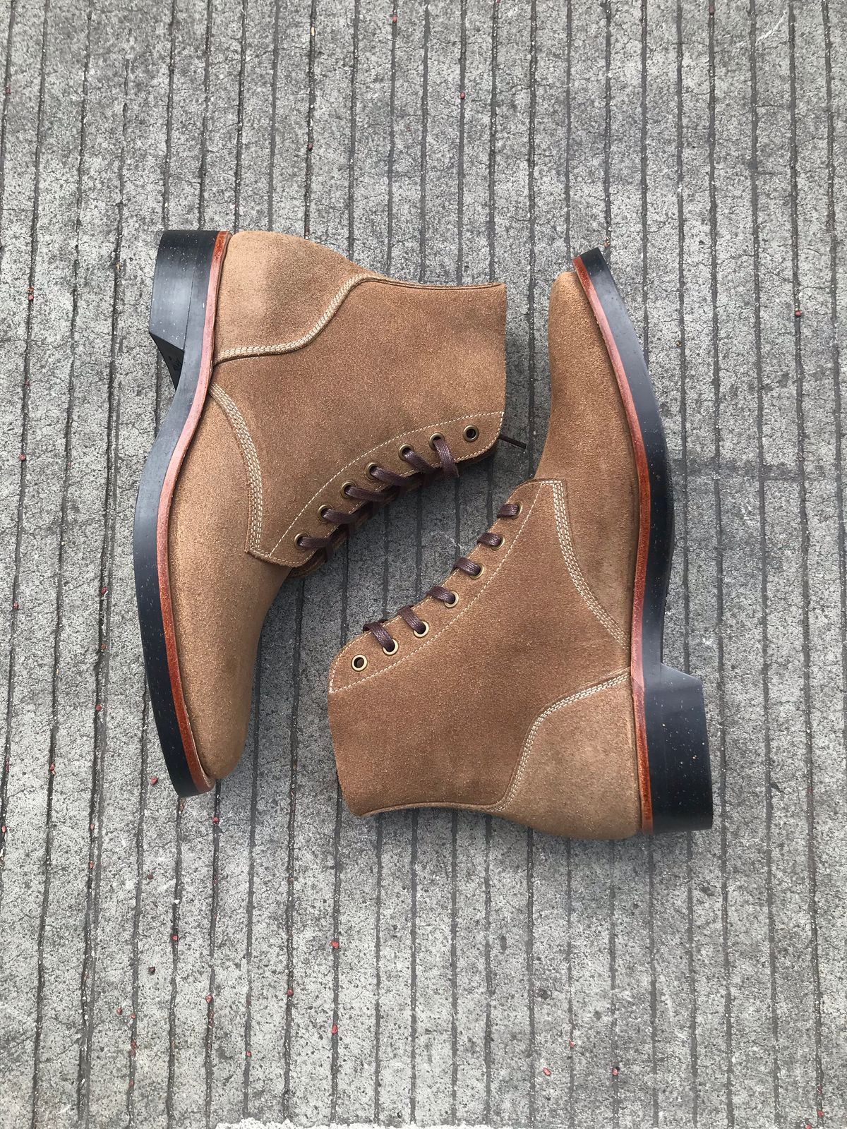 Photo by brl.lin on November 2, 2022 of the Briselblack The Hawk in Horween Natural Chromexcel Roughout.