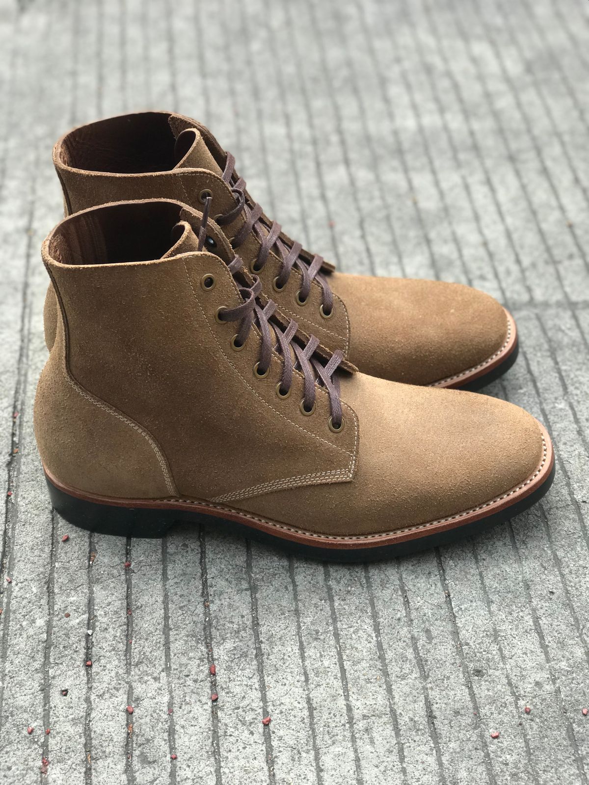 Photo by brl.lin on November 2, 2022 of the Briselblack The Hawk in Horween Natural Chromexcel Roughout.