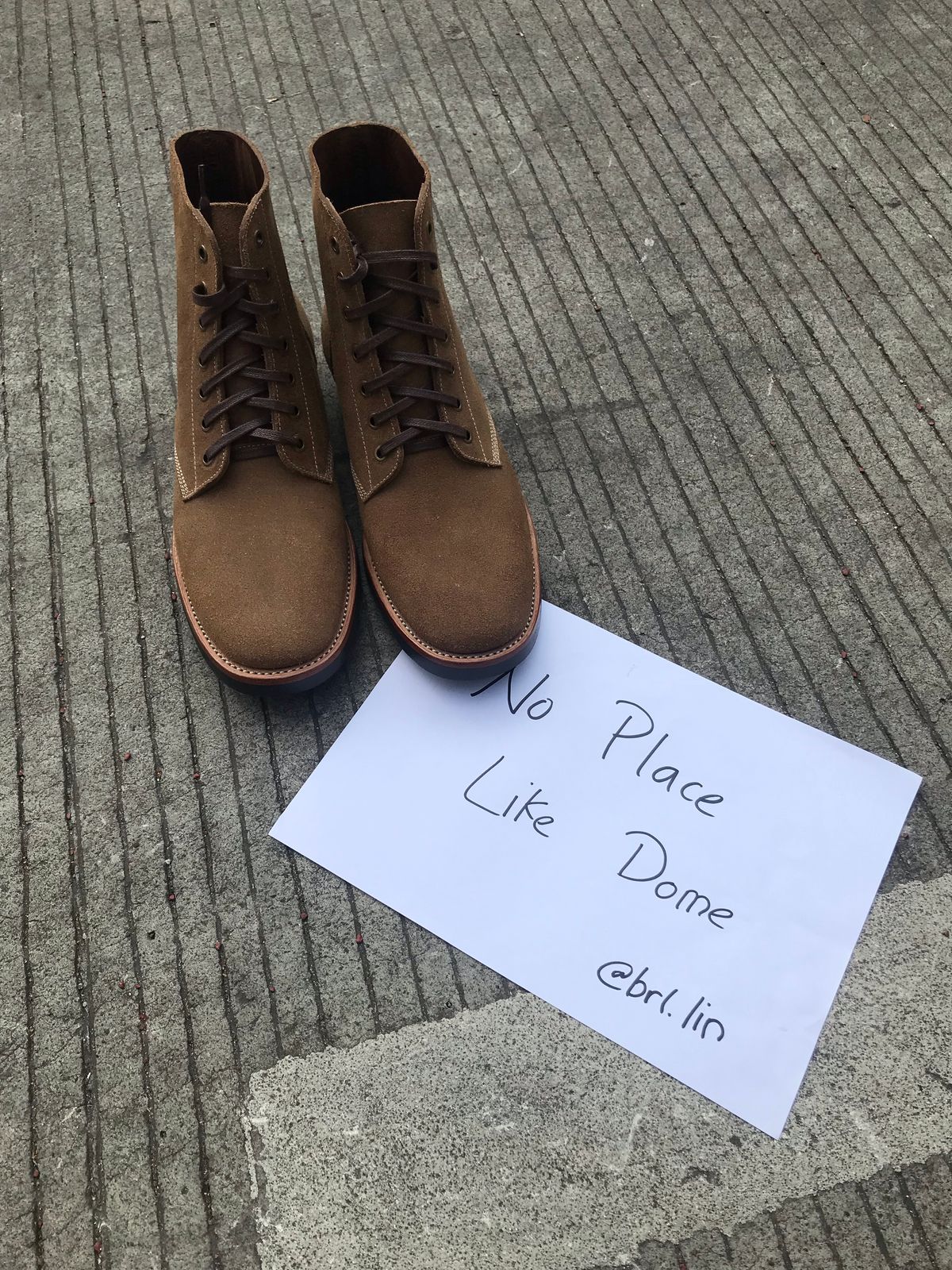 Photo by brl.lin on November 2, 2022 of the Briselblack The Hawk in Horween Natural Chromexcel Roughout.