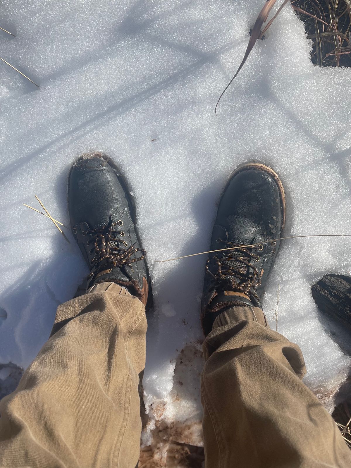 Photo by GetJaded on February 19, 2022 of the Eyushijia Waterproof Snow Hiking Boot in Dark Gray Faux Leather.