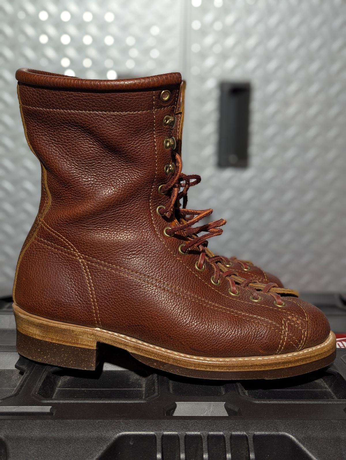 Photo by msmith1389 on January 1, 2026 of the Kustom Kraft Custom Model in Kobel Russet Harness.