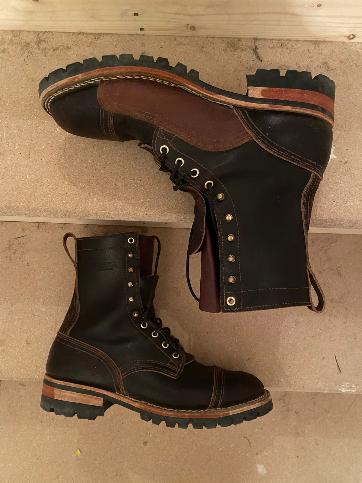 Photo by RoseAnvil_Taylor on December 6, 2022 of the Nicks Unknown Model in Horween Dark Brown Waxed Flesh.