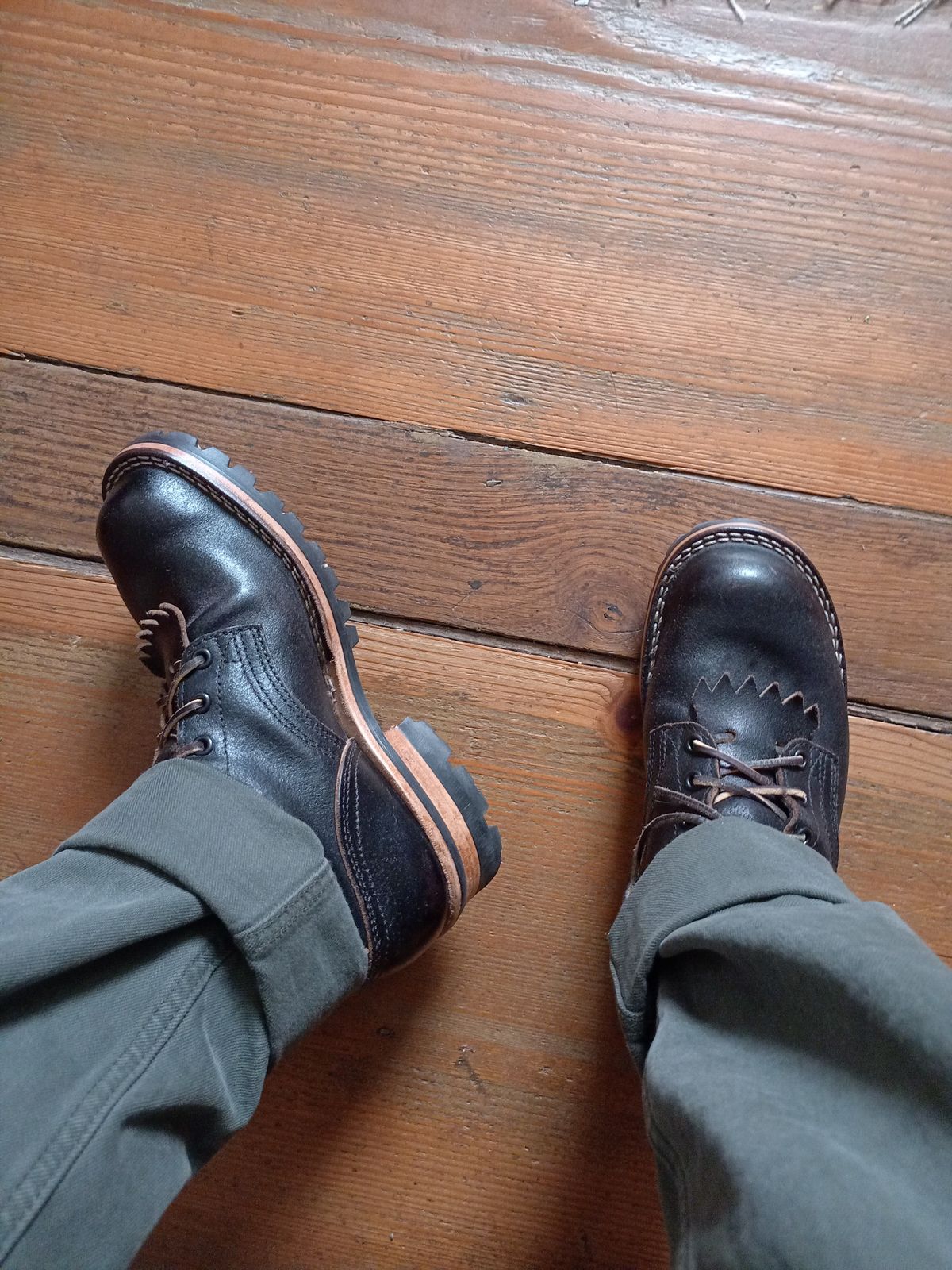 Photo by Llandris on June 21, 2024 of the Nicks Urban Drifter in Horween Black Waxed Flesh.