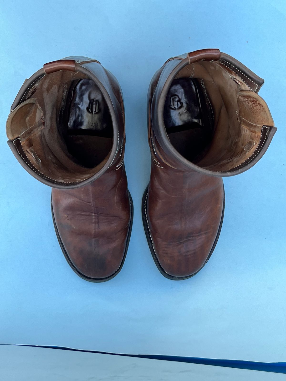 Photo by rickdawg on April 5, 2024 of the Unsung U 22-2 Engineer Boot in Maryam Toscanello Horsebutt Overdyed Walnut.