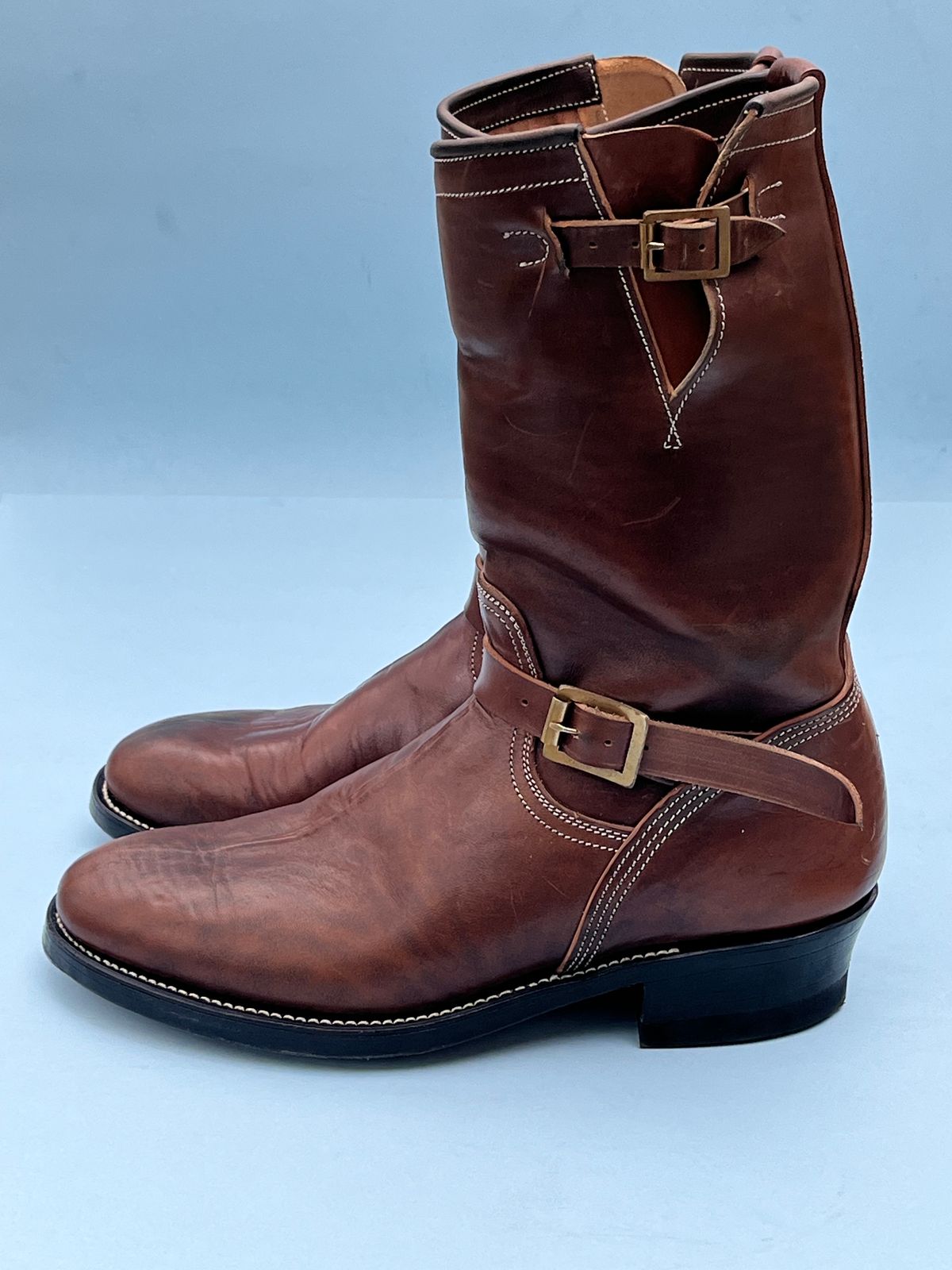 Photo by rickdawg on November 1, 2023 of the Unsung U 22-2 Engineer Boot in Maryam Toscanello Horsebutt Overdyed Walnut.