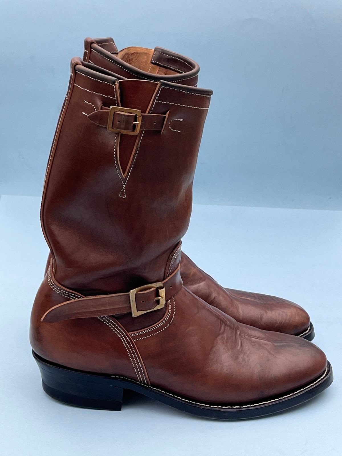 Photo by rickdawg on November 1, 2023 of the Unsung U 22-2 Engineer Boot in Maryam Toscanello Horsebutt Overdyed Walnut.