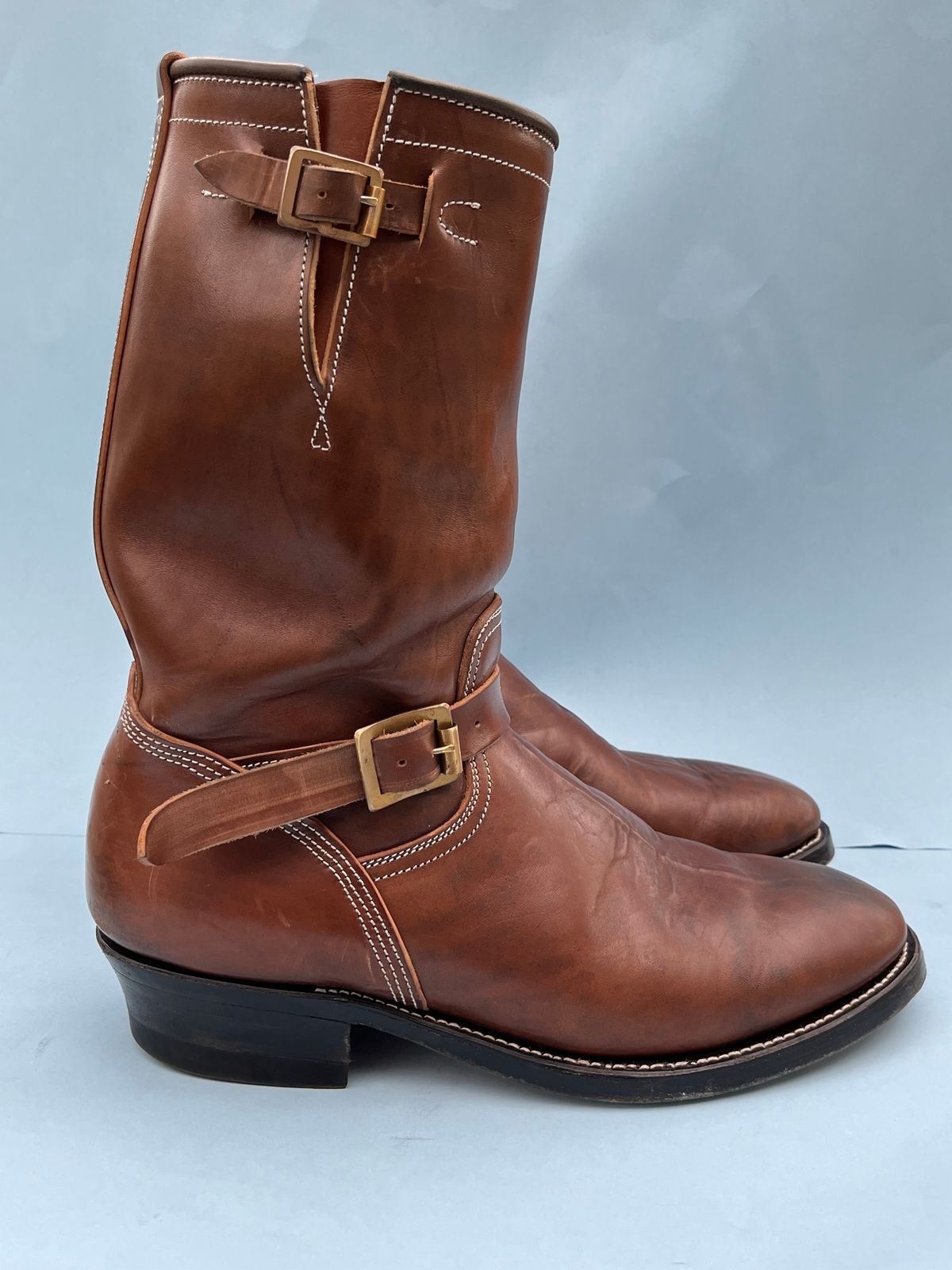Photo by rickdawg on December 5, 2023 of the Unsung U 22-2 Engineer Boot in Maryam Toscanello Horsebutt Overdyed Walnut.