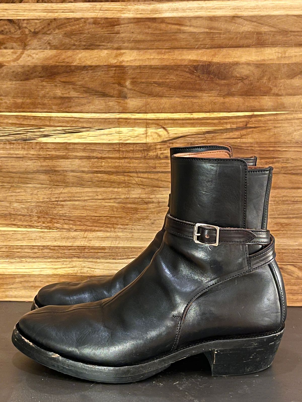 Photo by rickdawg on November 6, 2024 of the Crux Deluxe Jodhpur in Guidi Black Horsehide.