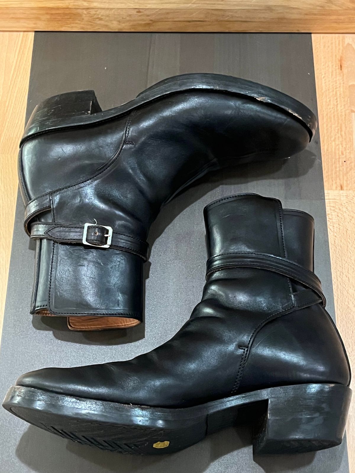 Photo by rickdawg on November 6, 2024 of the Crux Deluxe Jodhpur in Guidi Black Horsehide.