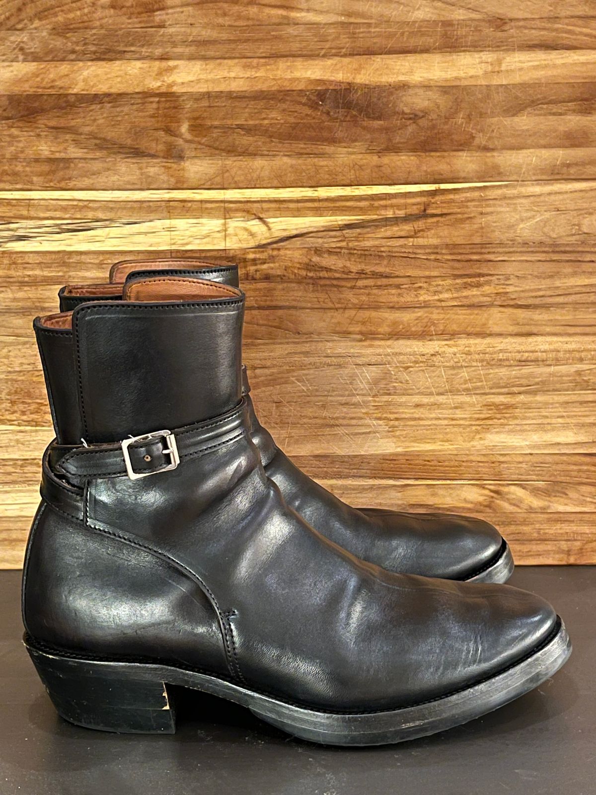 Photo by rickdawg on November 6, 2024 of the Crux Deluxe Jodhpur in Guidi Black Horsehide.