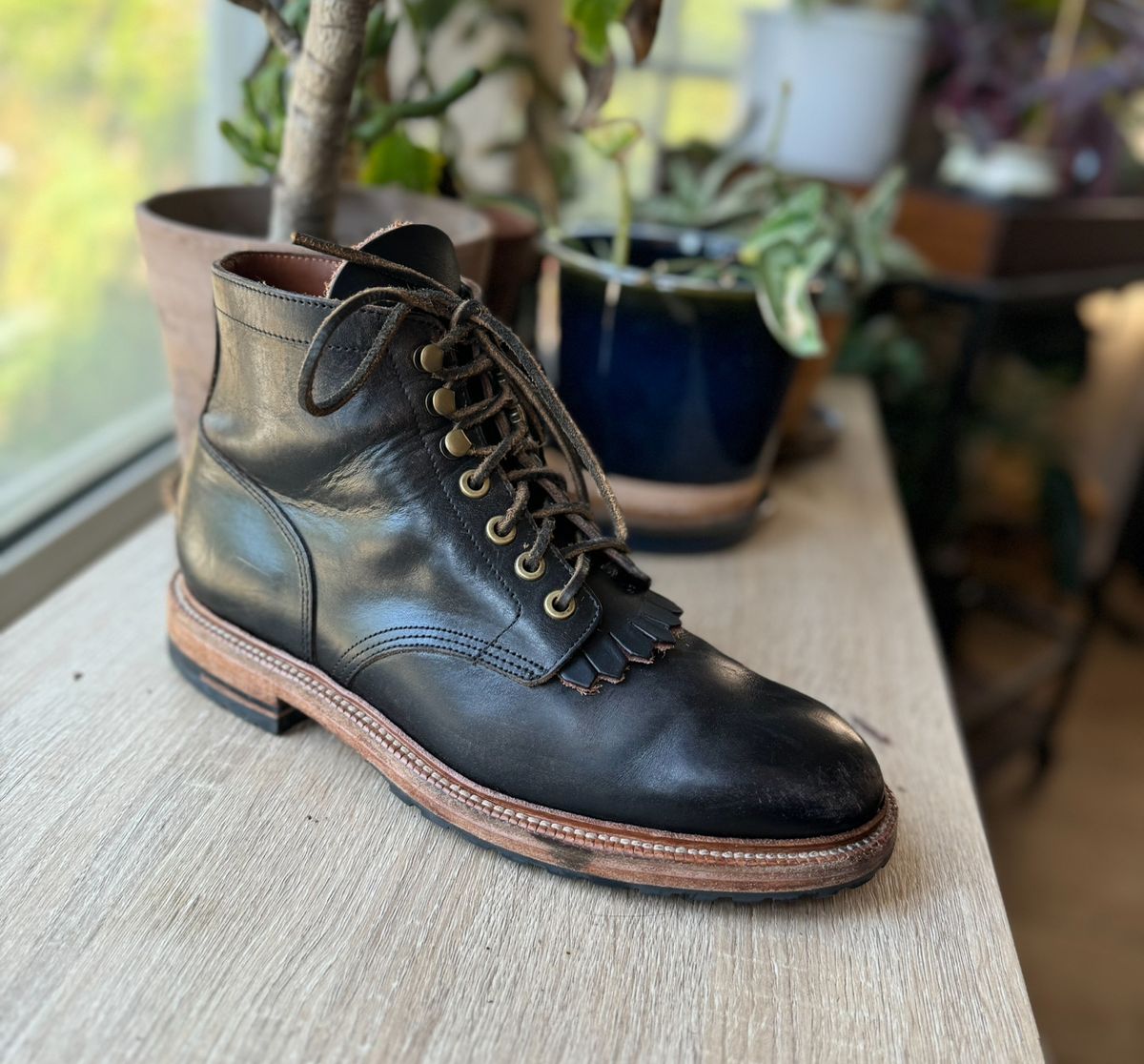 Photo by ham_boy00 on August 30, 2024 of the Grant Stone Diesel Boot in Horween Black Chromexcel.