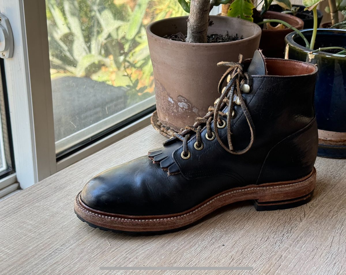 Photo by ham_boy00 on August 30, 2024 of the Grant Stone Diesel Boot in Horween Black Chromexcel.