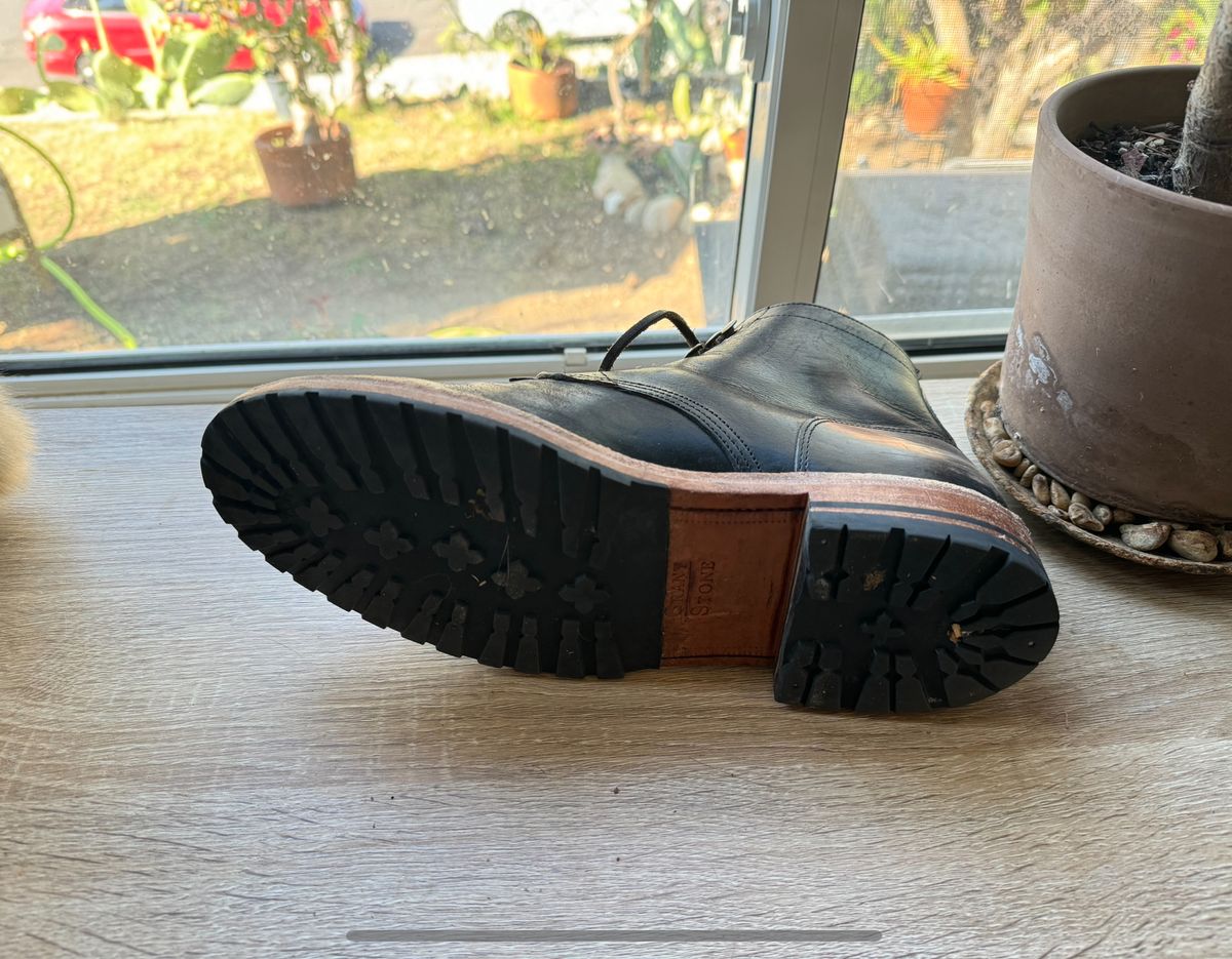 Photo by ham_boy00 on August 30, 2024 of the Grant Stone Diesel Boot in Horween Black Chromexcel.