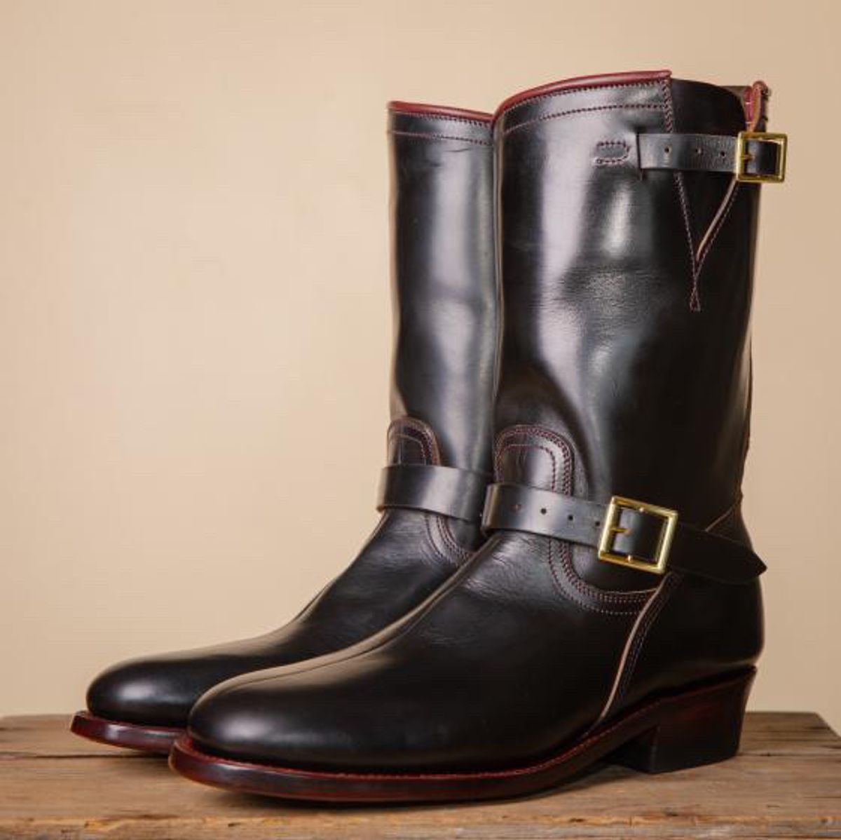 Photo by nathanjcreel on January 4, 2025 of the Unsung U 22-2 Engineer Boot in Horween Burgundy Workshoe Butt Overdyed Black.