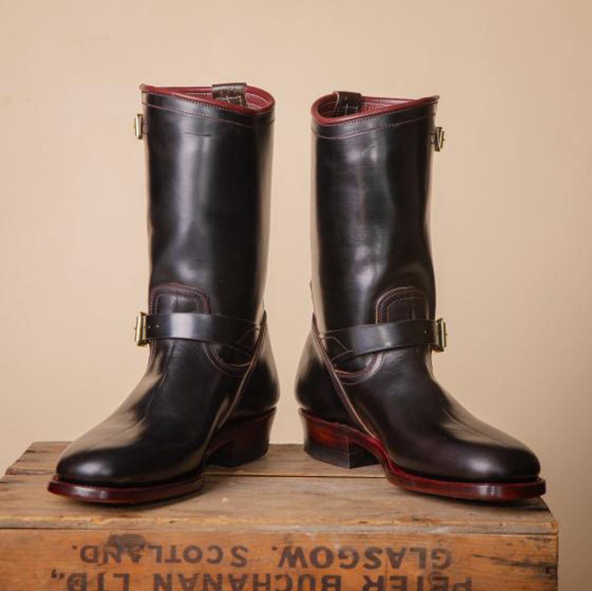 Photo by nathanjcreel on January 4, 2025 of the Unsung U 22-2 Engineer Boot in Horween Burgundy Workshoe Butt Overdyed Black.