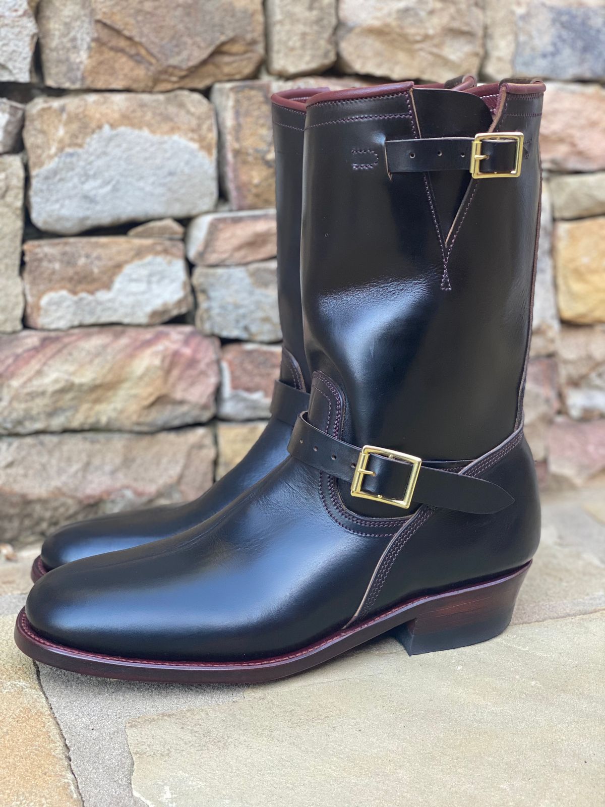 Photo by nathanjcreel on February 4, 2025 of the Unsung U 22-2 Engineer Boot in Horween Burgundy Workshoe Butt Overdyed Black.
