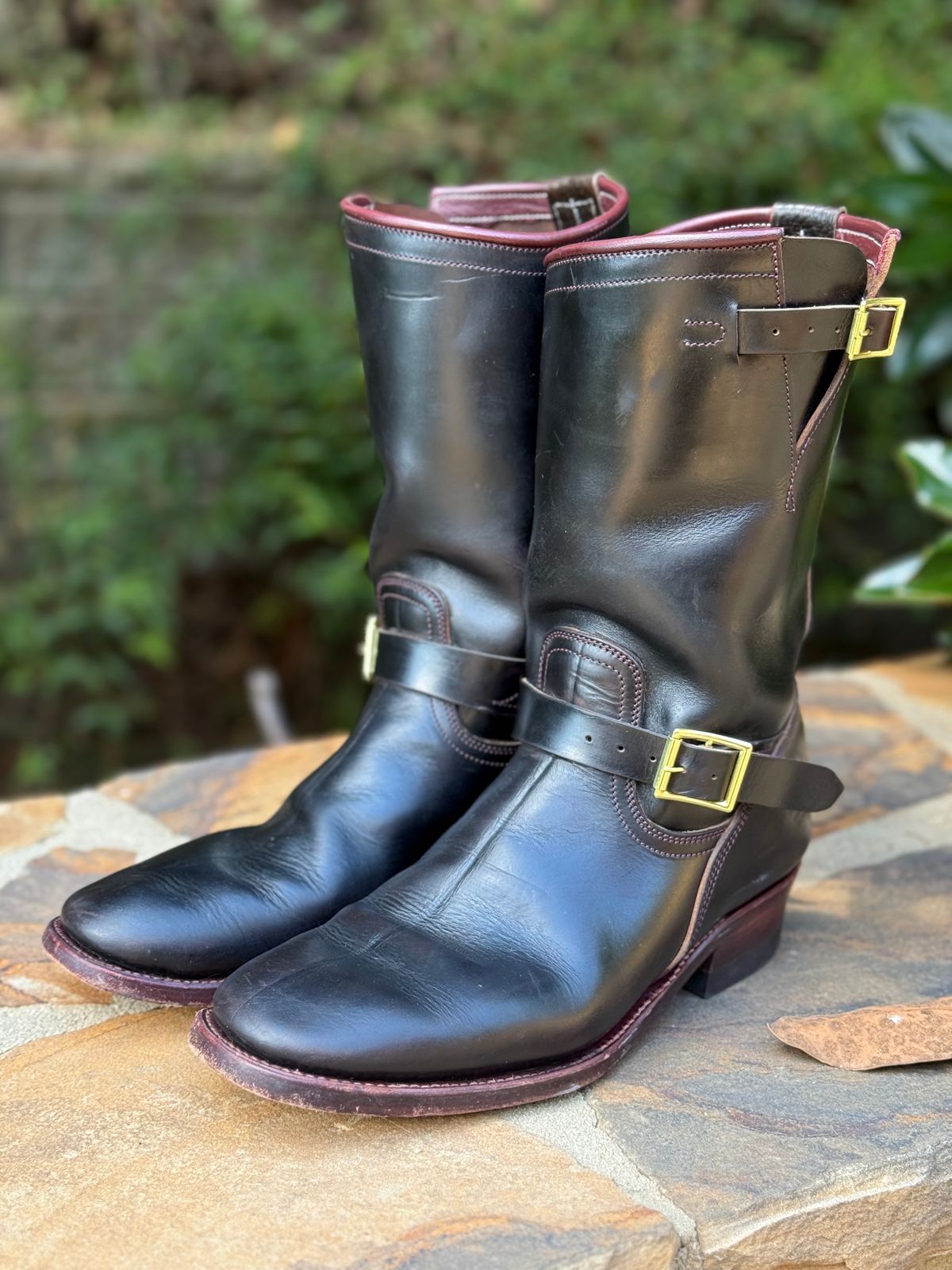Photo by nathanjcreel on July 26, 2025 of the Unsung U 22-2 Engineer Boot in Horween Burgundy Workshoe Butt Overdyed Black.