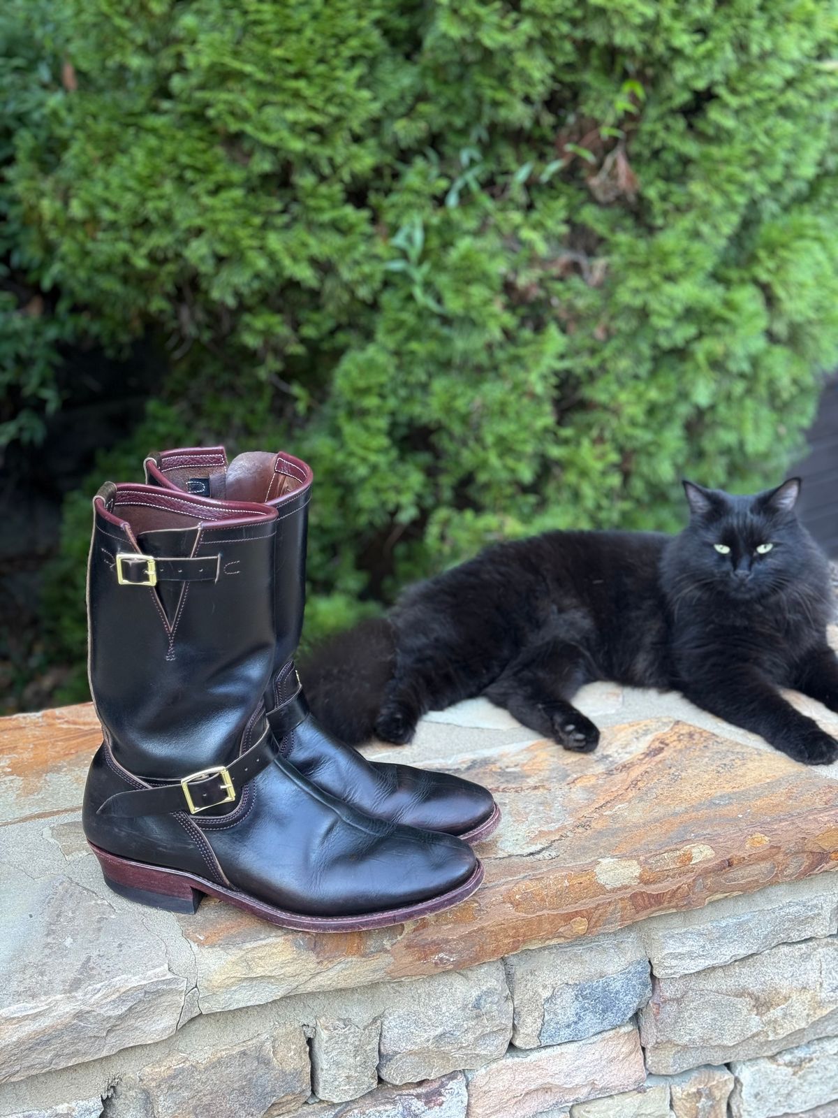 Photo by nathanjcreel on October 1, 2025 of the Unsung U 22-2 Engineer Boot in Horween Burgundy Workshoe Butt Overdyed Black.