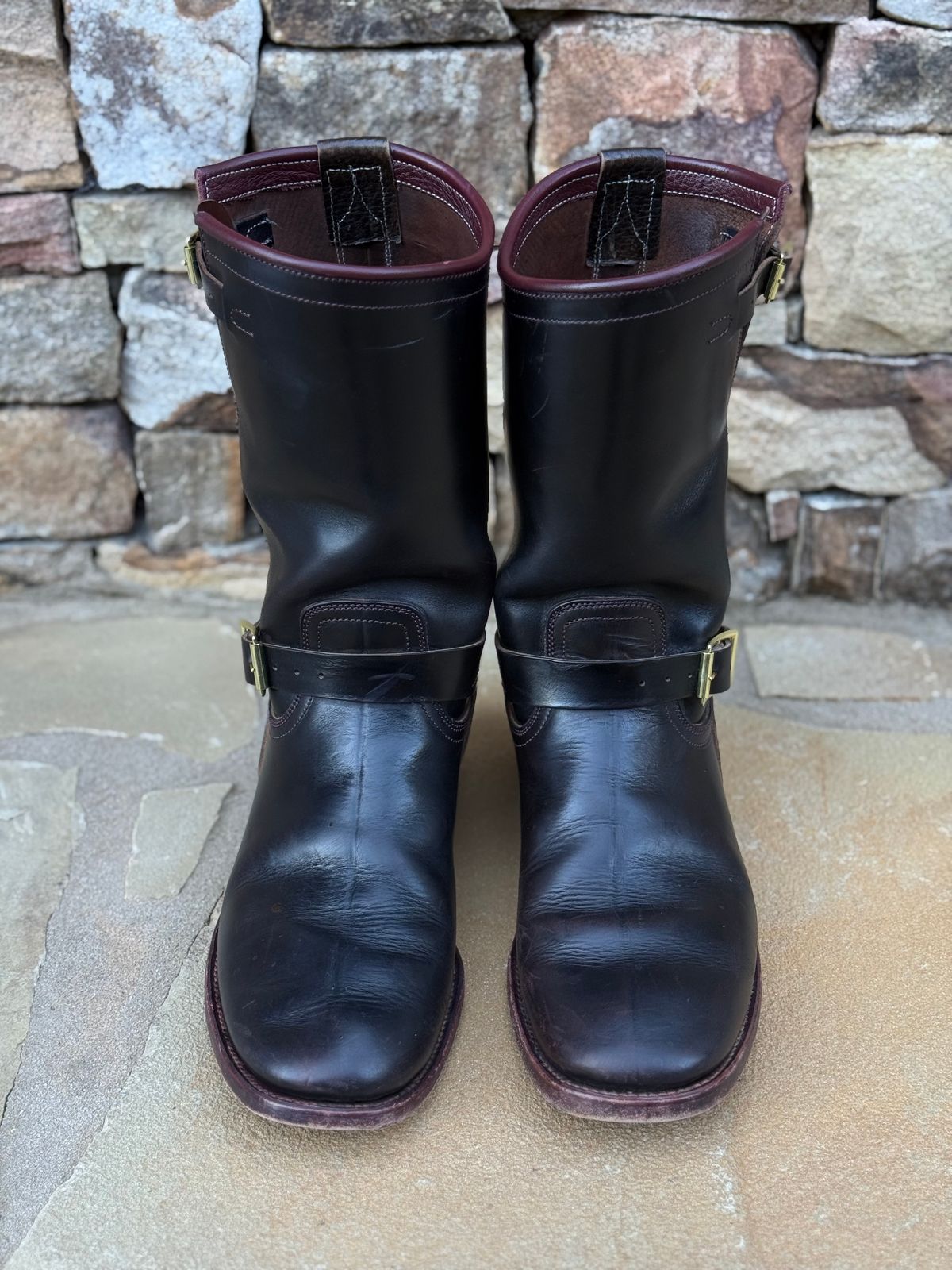 Photo by nathanjcreel on October 1, 2025 of the Unsung U 22-2 Engineer Boot in Horween Burgundy Workshoe Butt Overdyed Black.
