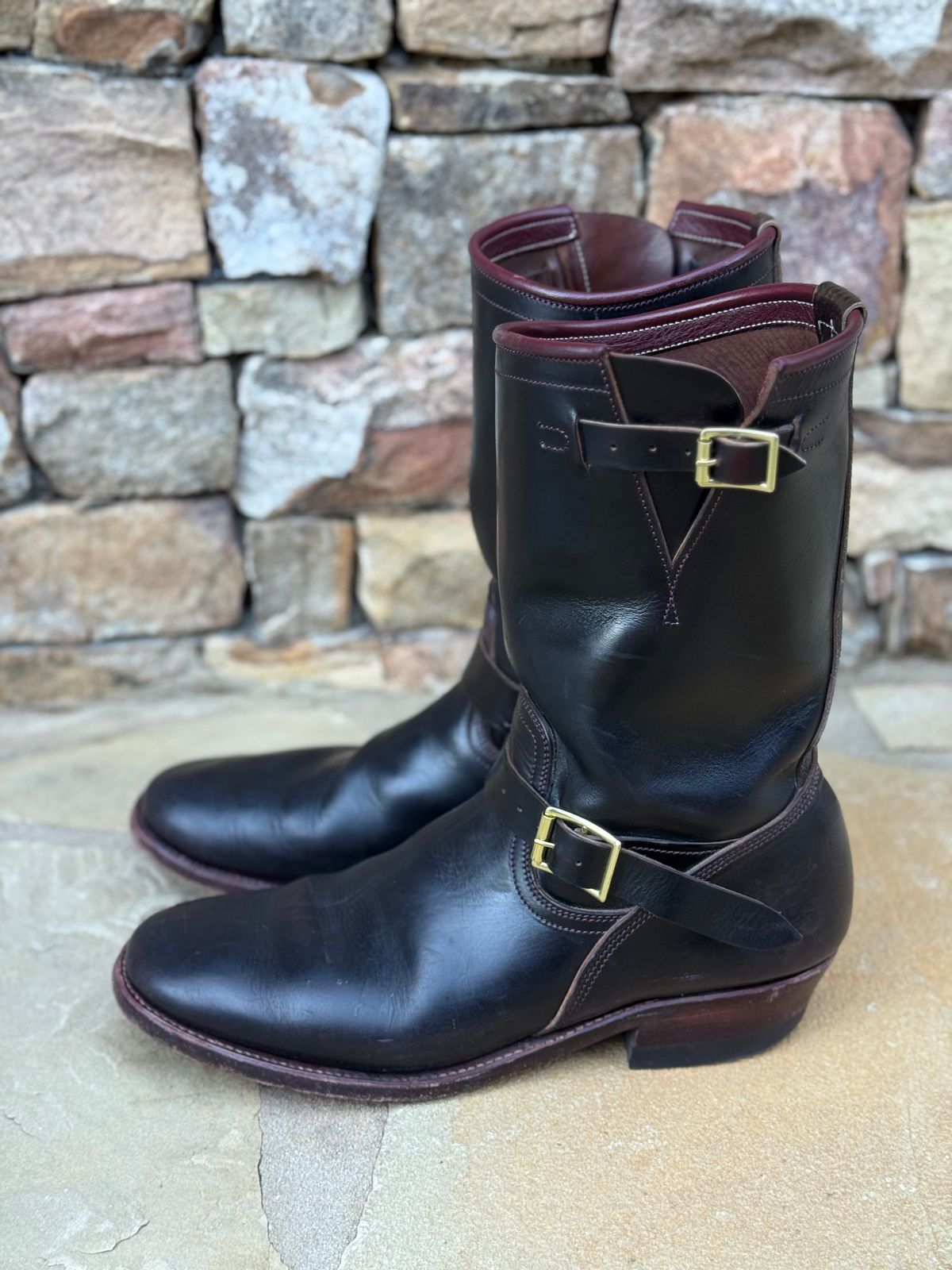 Photo by nathanjcreel on October 1, 2025 of the Unsung U 22-2 Engineer Boot in Horween Burgundy Workshoe Butt Overdyed Black.