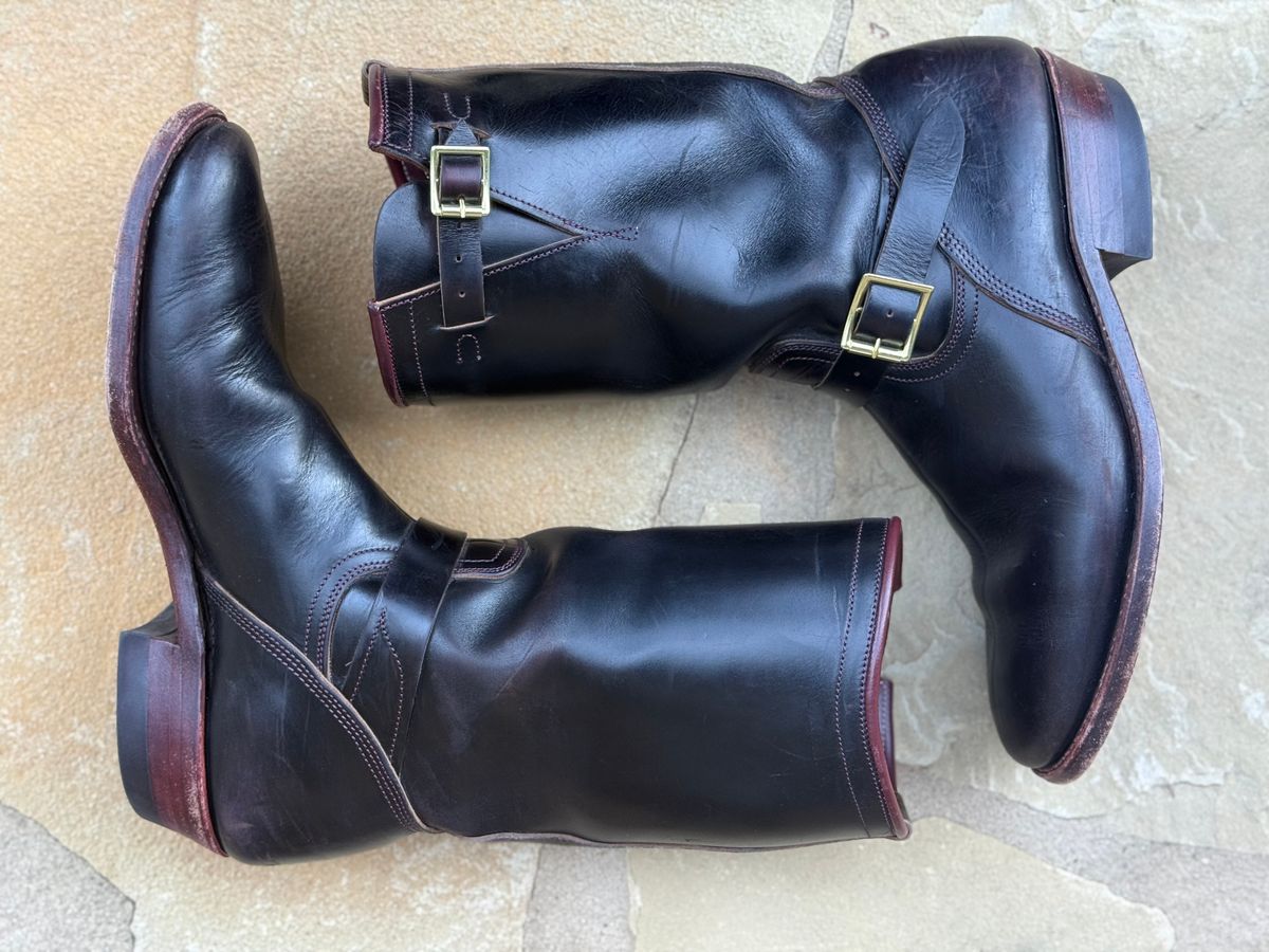 Photo by nathanjcreel on October 1, 2025 of the Unsung U 22-2 Engineer Boot in Horween Burgundy Workshoe Butt Overdyed Black.