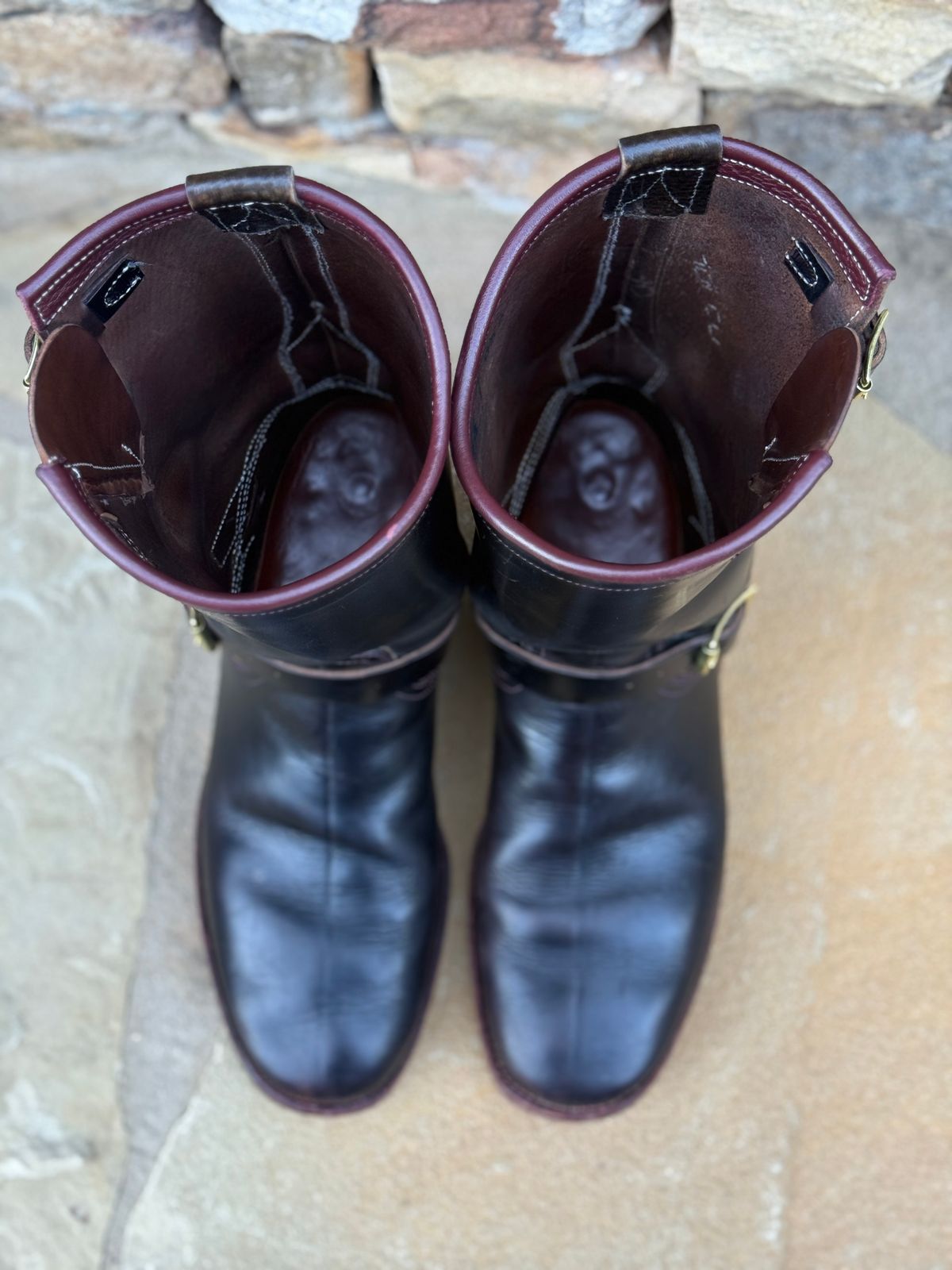 Photo by nathanjcreel on October 1, 2025 of the Unsung U 22-2 Engineer Boot in Horween Burgundy Workshoe Butt Overdyed Black.