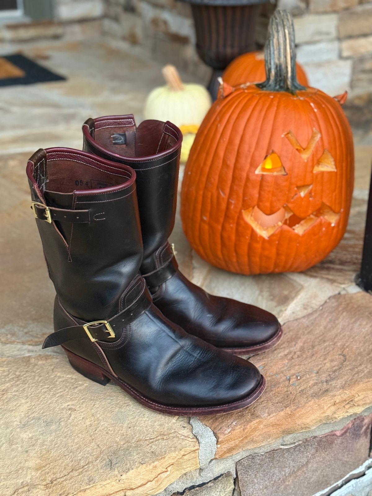 Photo by nathanjcreel on November 4, 2025 of the Unsung U 22-2 Engineer Boot in Horween Burgundy Workshoe Butt Overdyed Black.