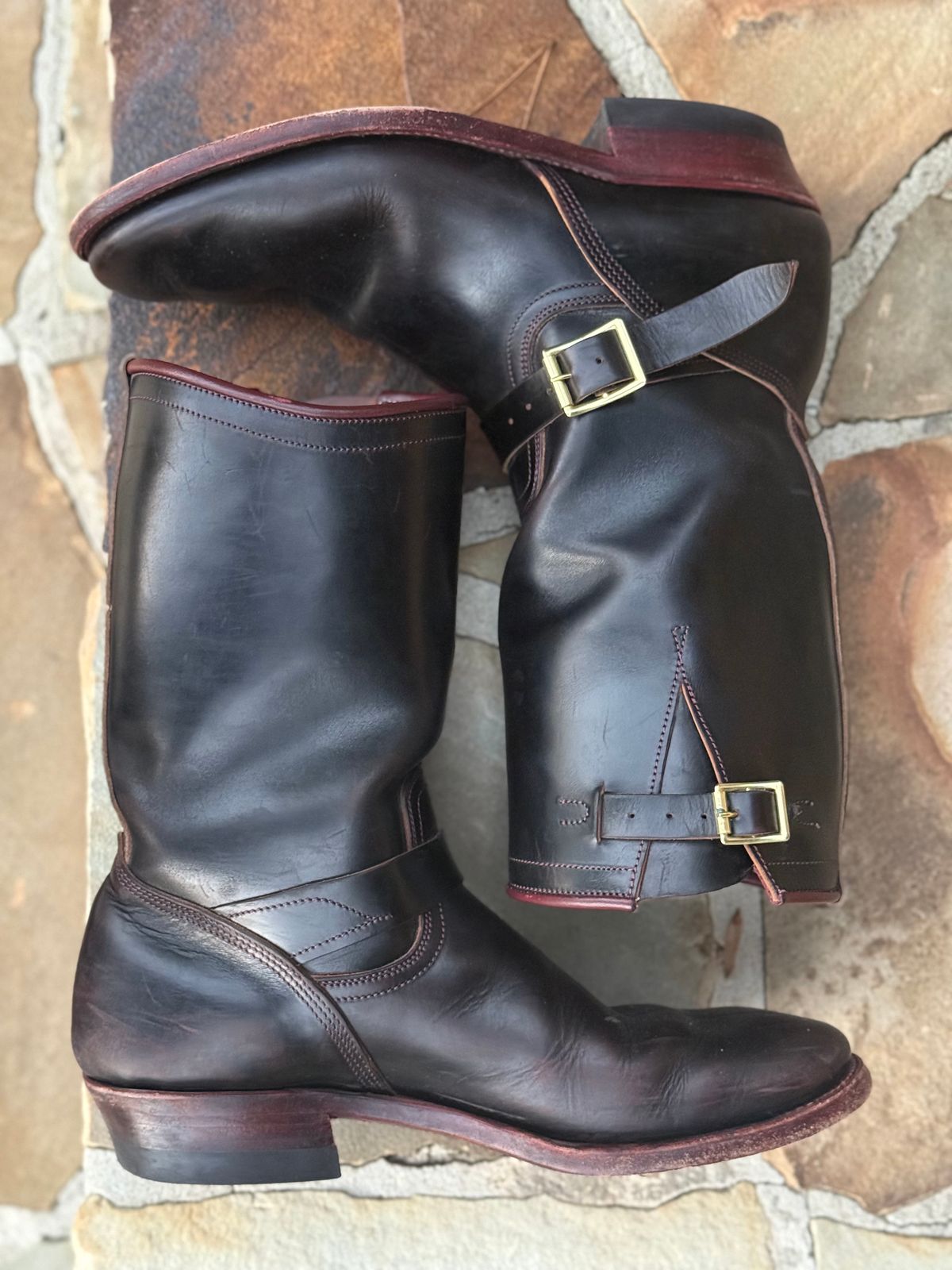 Photo by nathanjcreel on November 4, 2025 of the Unsung U 22-2 Engineer Boot in Horween Burgundy Workshoe Butt Overdyed Black.