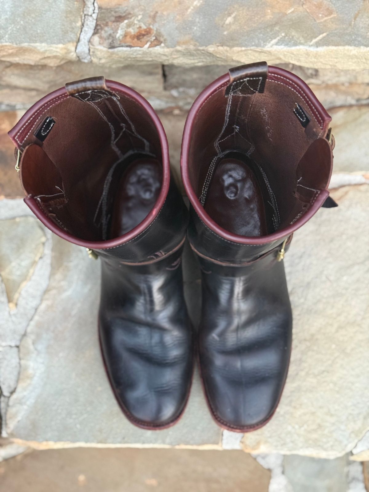 Photo by nathanjcreel on November 4, 2025 of the Unsung U 22-2 Engineer Boot in Horween Burgundy Workshoe Butt Overdyed Black.