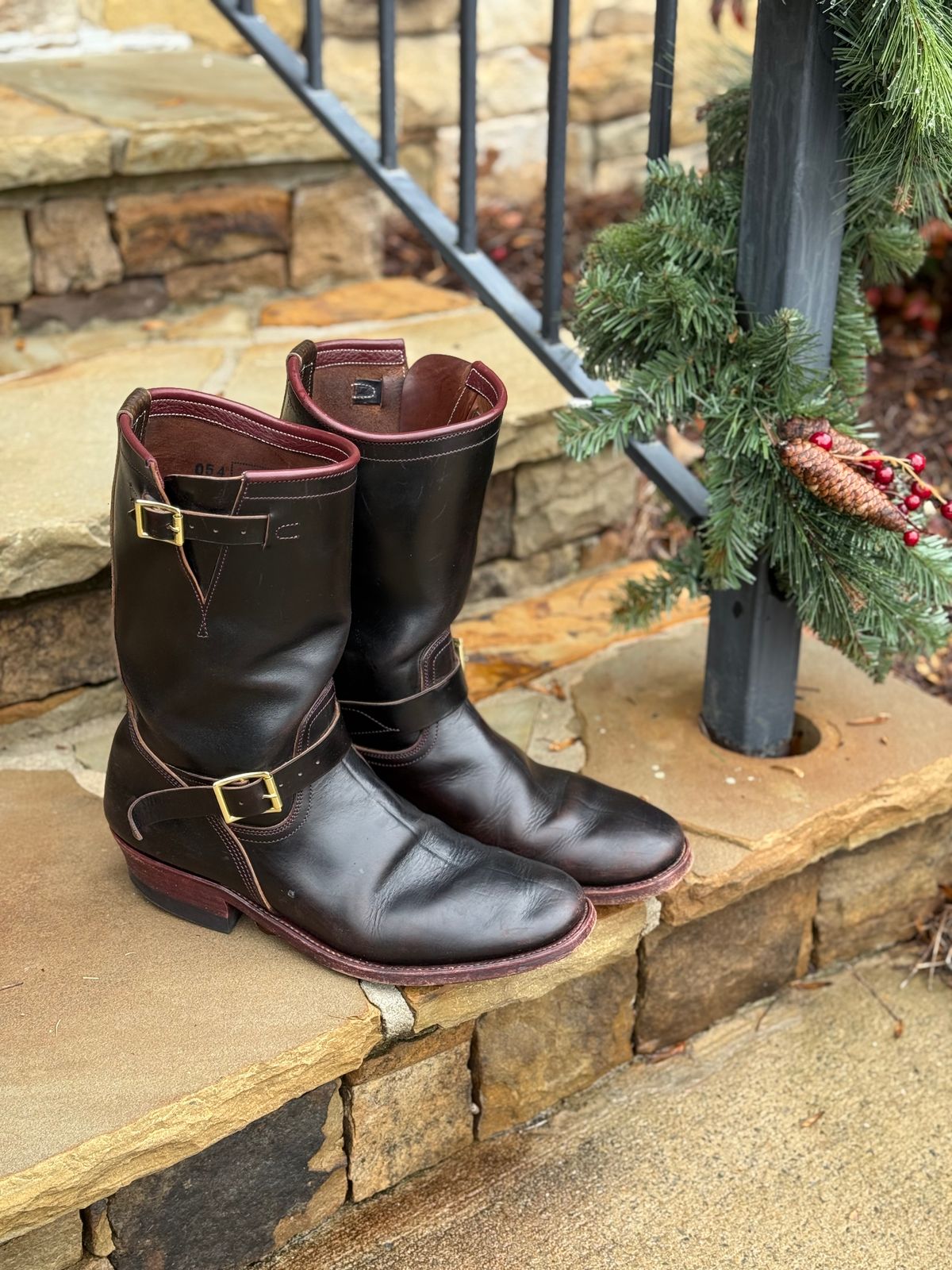 Photo by nathanjcreel on December 5, 2025 of the Unsung U 22-2 Engineer Boot in Horween Burgundy Workshoe Butt Overdyed Black.