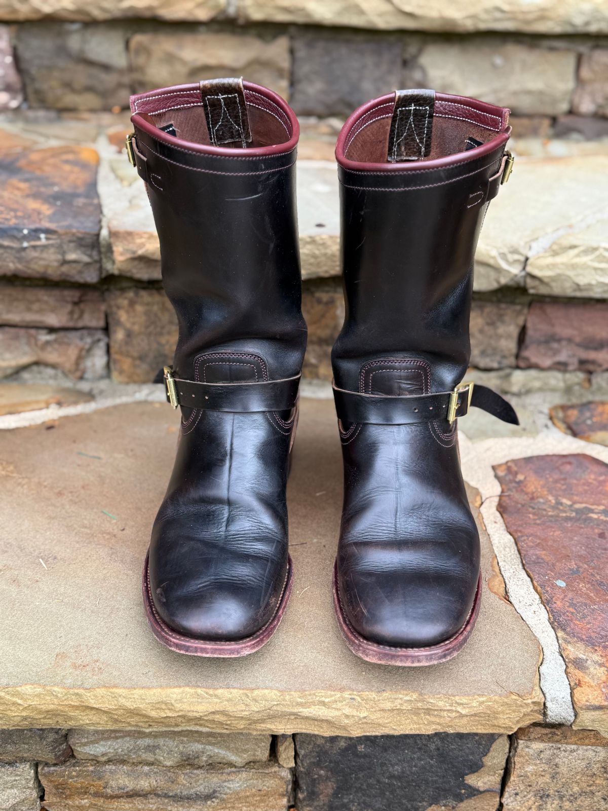 Photo by nathanjcreel on December 5, 2025 of the Unsung U 22-2 Engineer Boot in Horween Burgundy Workshoe Butt Overdyed Black.