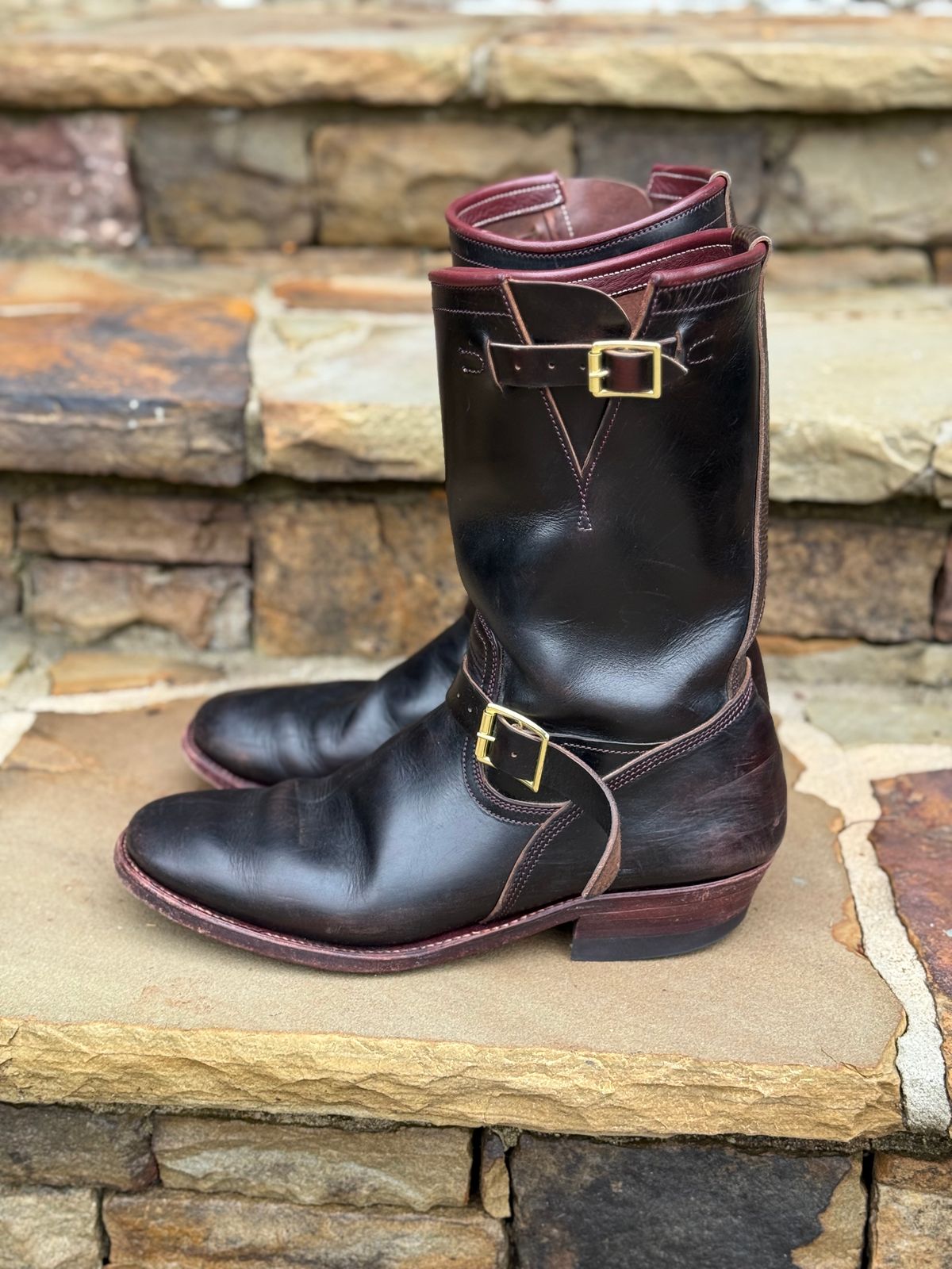 Photo by nathanjcreel on December 5, 2025 of the Unsung U 22-2 Engineer Boot in Horween Burgundy Workshoe Butt Overdyed Black.