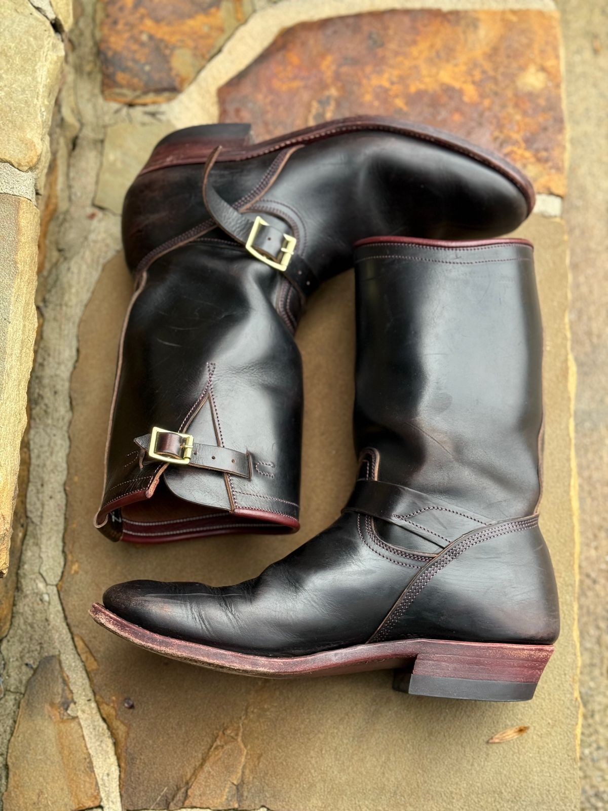 Photo by nathanjcreel on December 5, 2025 of the Unsung U 22-2 Engineer Boot in Horween Burgundy Workshoe Butt Overdyed Black.