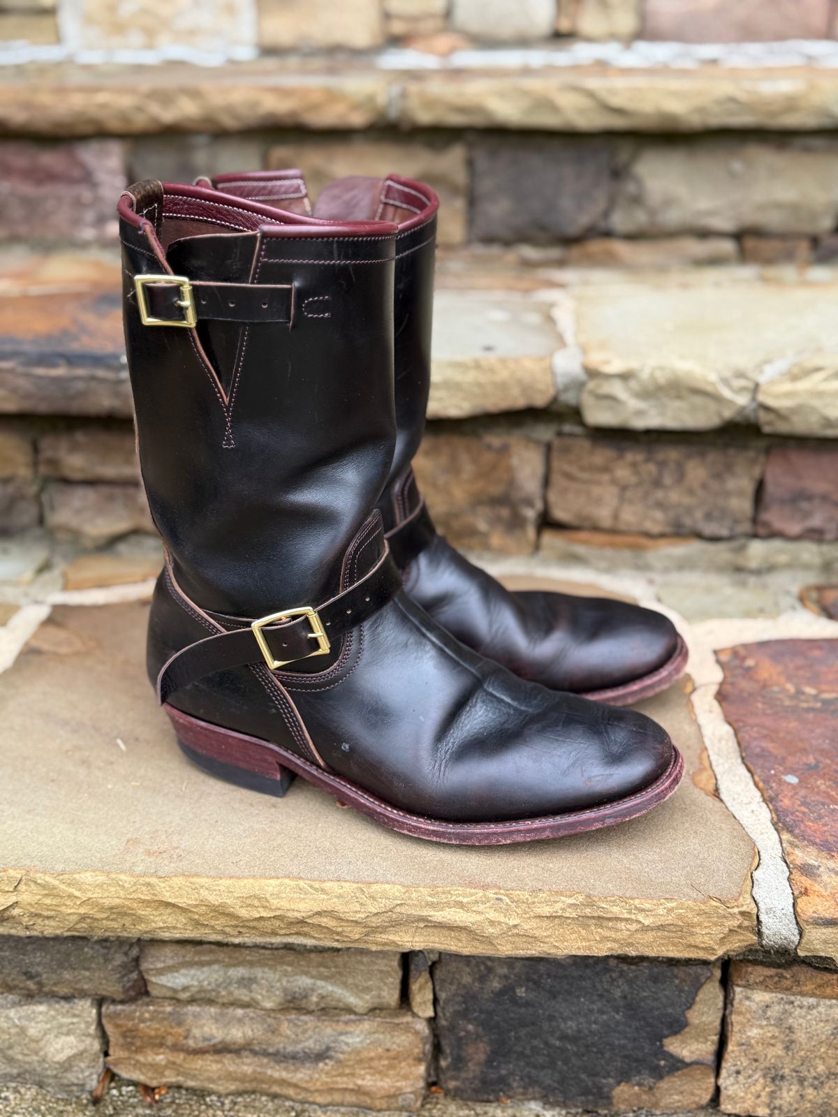 Photo by nathanjcreel on December 5, 2025 of the Unsung U 22-2 Engineer Boot in Horween Burgundy Workshoe Butt Overdyed Black.