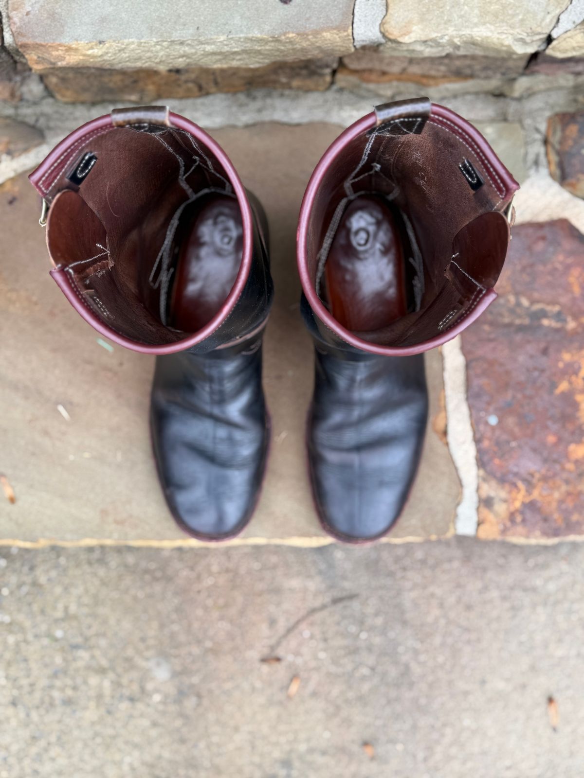 Photo by nathanjcreel on December 5, 2025 of the Unsung U 22-2 Engineer Boot in Horween Burgundy Workshoe Butt Overdyed Black.
