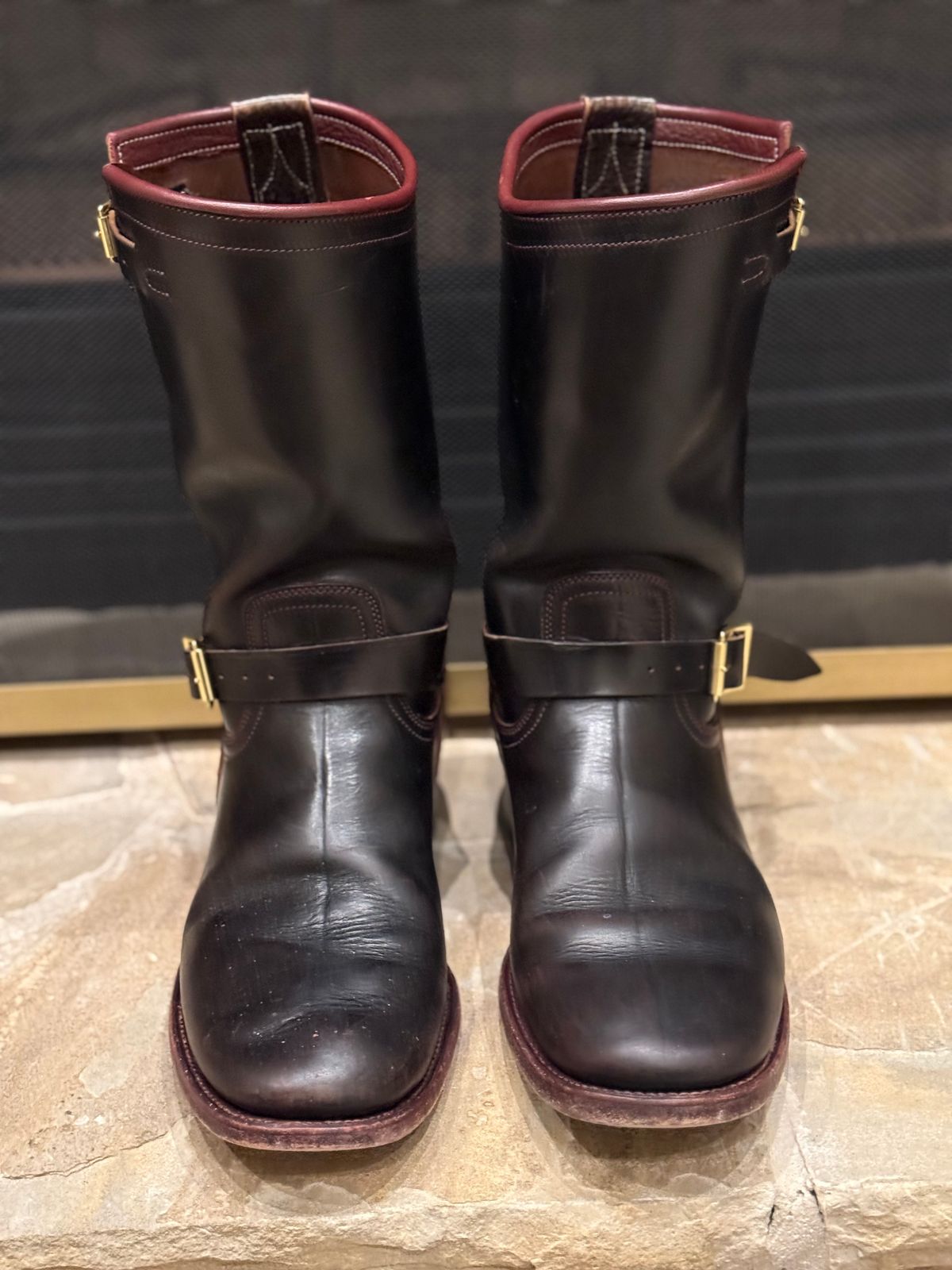 Photo by nathanjcreel on January 5, 2026 of the Unsung U 22-2 Engineer Boot in Horween Burgundy Workshoe Butt Overdyed Black.