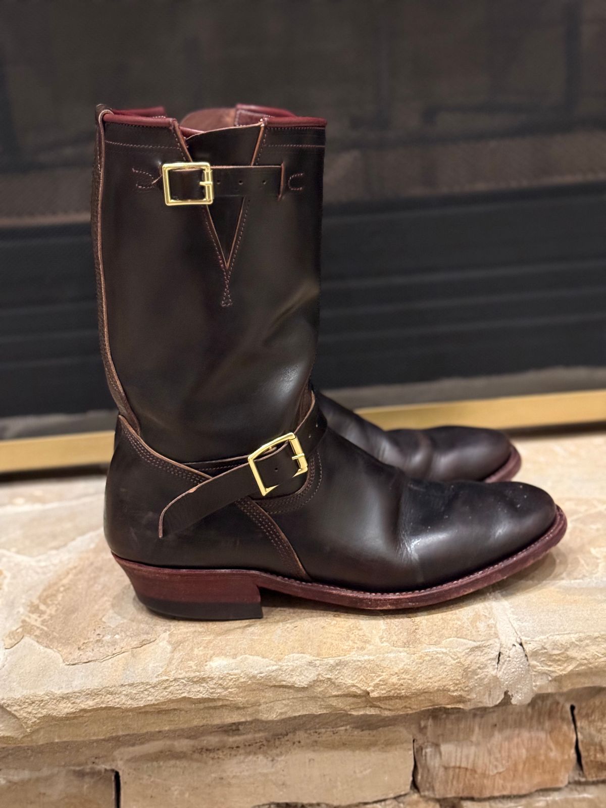 Photo by nathanjcreel on January 5, 2026 of the Unsung U 22-2 Engineer Boot in Horween Burgundy Workshoe Butt Overdyed Black.