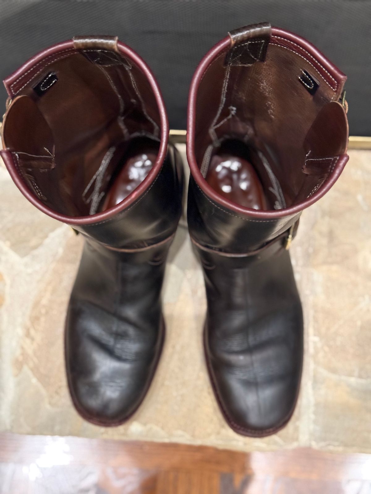Photo by nathanjcreel on January 5, 2026 of the Unsung U 22-2 Engineer Boot in Horween Burgundy Workshoe Butt Overdyed Black.