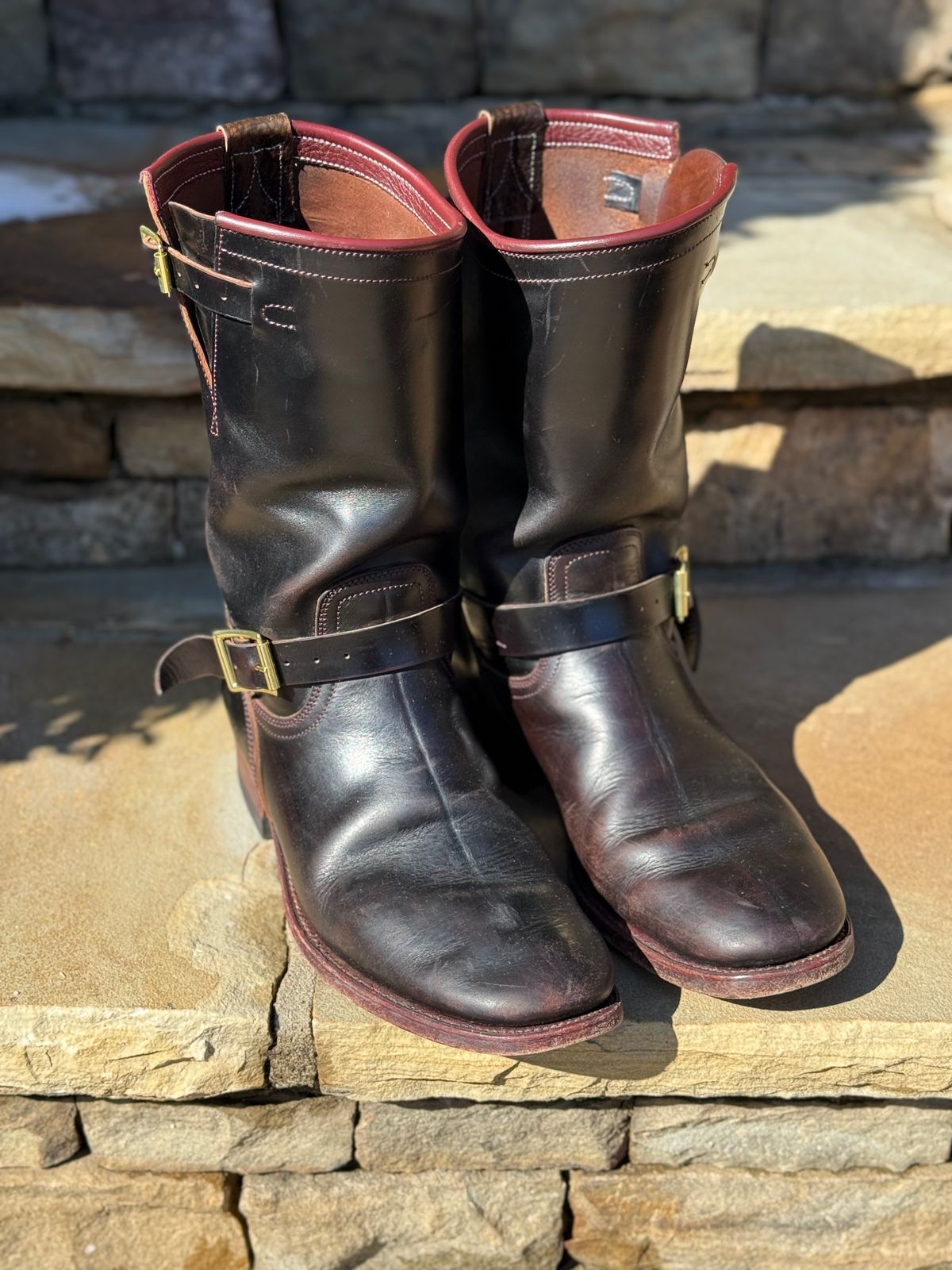 Photo by nathanjcreel on February 1, 2026 of the Unsung U 22-2 Engineer Boot in Horween Burgundy Workshoe Butt Overdyed Black.