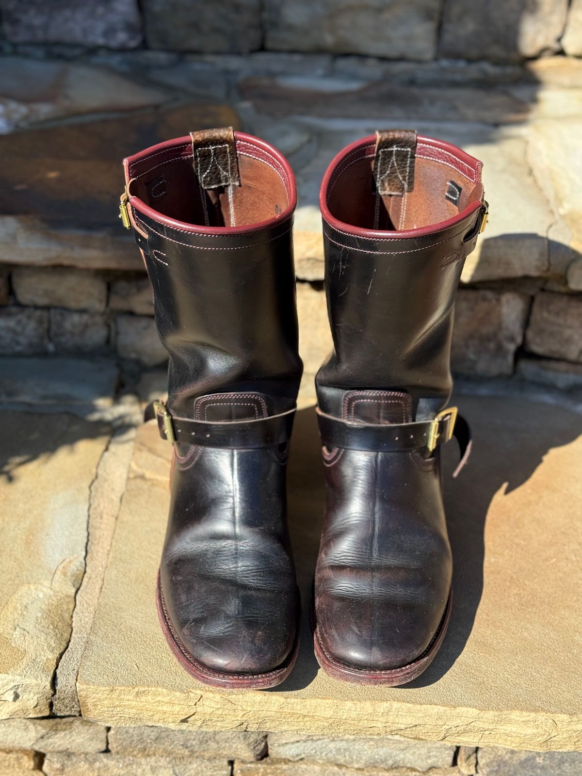 Photo by nathanjcreel on February 1, 2026 of the Unsung U 22-2 Engineer Boot in Horween Burgundy Workshoe Butt Overdyed Black.