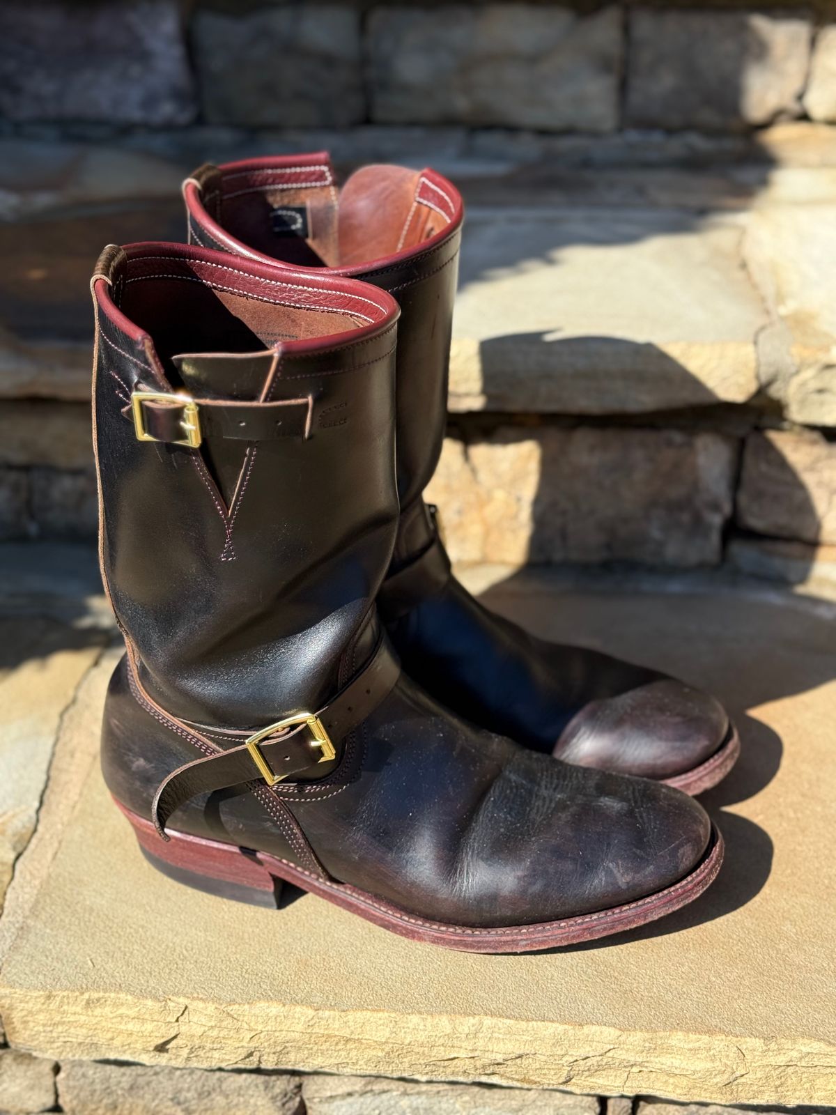 Photo by nathanjcreel on February 1, 2026 of the Unsung U 22-2 Engineer Boot in Horween Burgundy Workshoe Butt Overdyed Black.