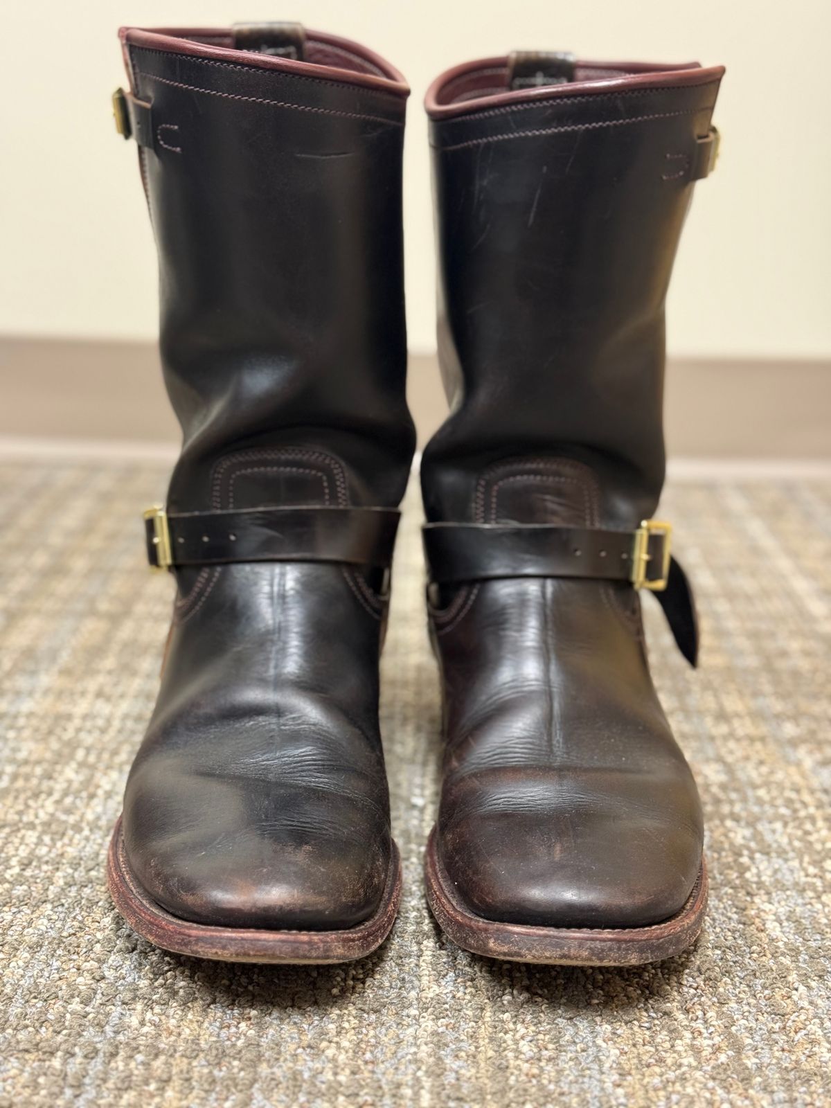 Photo by nathanjcreel on March 5, 2026 of the Unsung U 22-2 Engineer Boot in Horween Burgundy Workshoe Butt Overdyed Black.