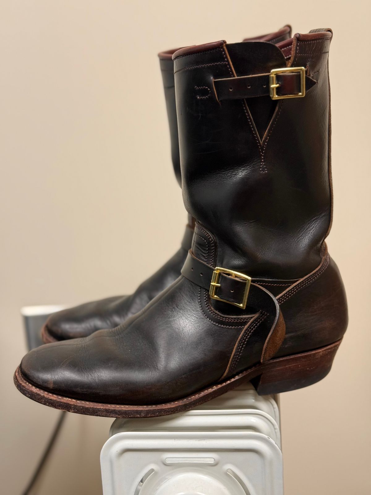 Photo by nathanjcreel on March 5, 2026 of the Unsung U 22-2 Engineer Boot in Horween Burgundy Workshoe Butt Overdyed Black.