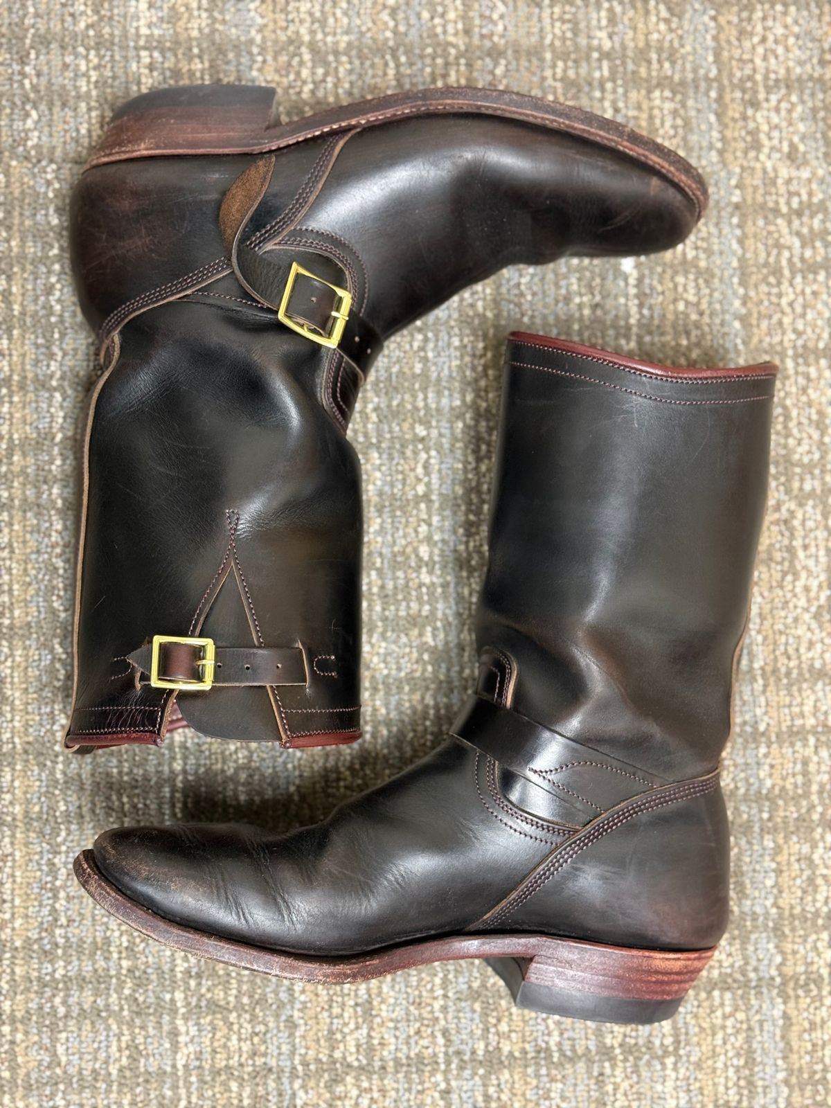 Photo by nathanjcreel on March 5, 2026 of the Unsung U 22-2 Engineer Boot in Horween Burgundy Workshoe Butt Overdyed Black.