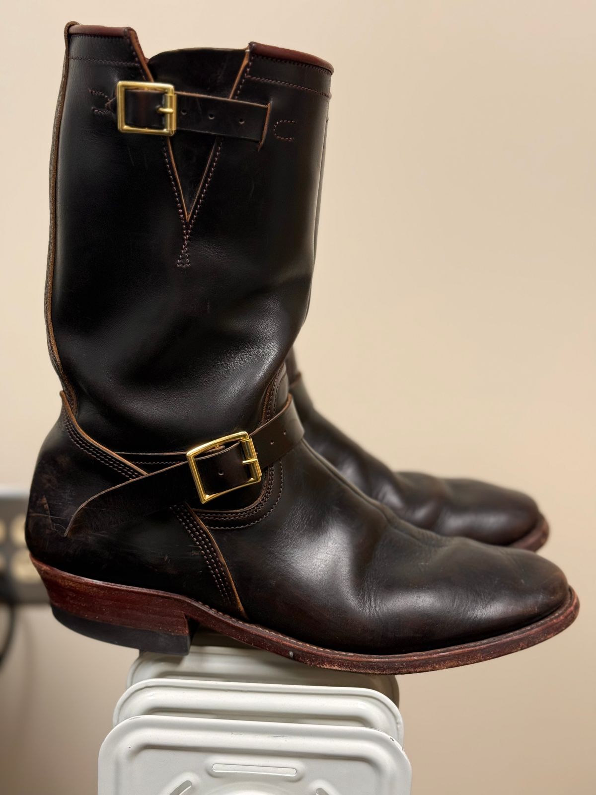 Photo by nathanjcreel on March 5, 2026 of the Unsung U 22-2 Engineer Boot in Horween Burgundy Workshoe Butt Overdyed Black.