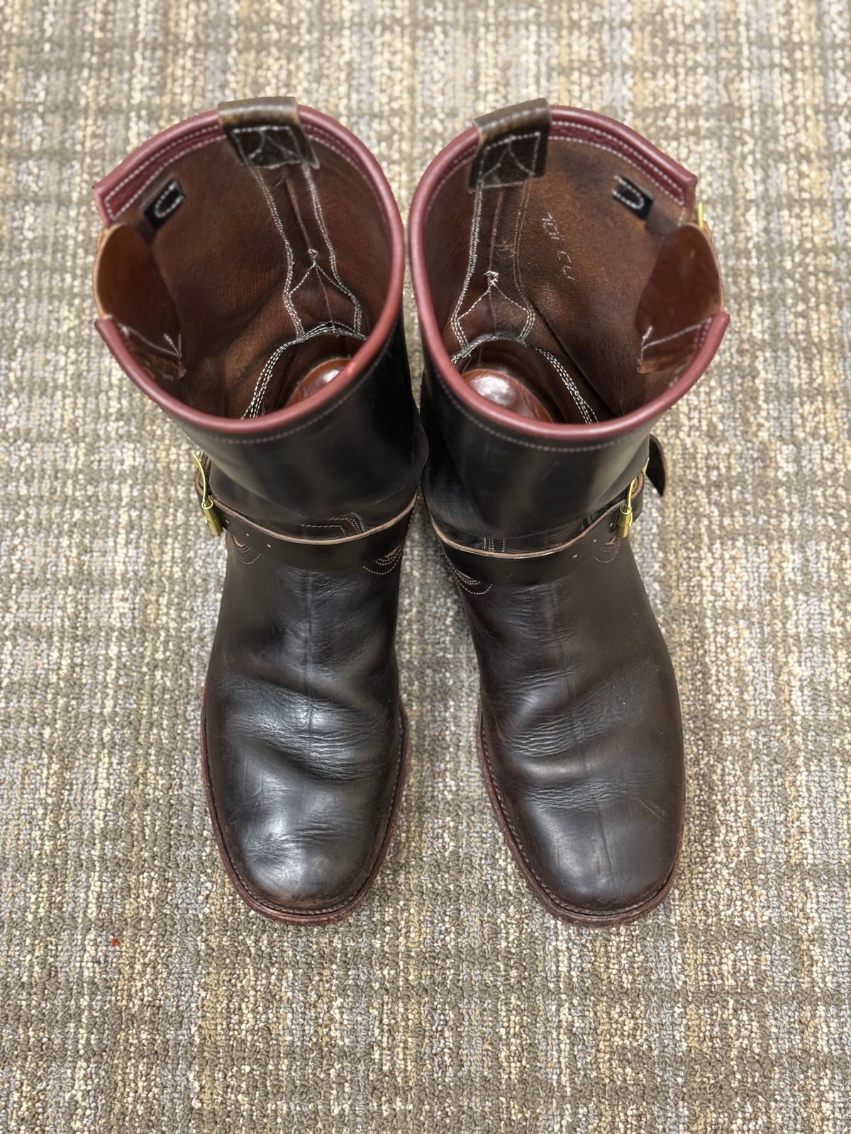 Photo by nathanjcreel on March 5, 2026 of the Unsung U 22-2 Engineer Boot in Horween Burgundy Workshoe Butt Overdyed Black.