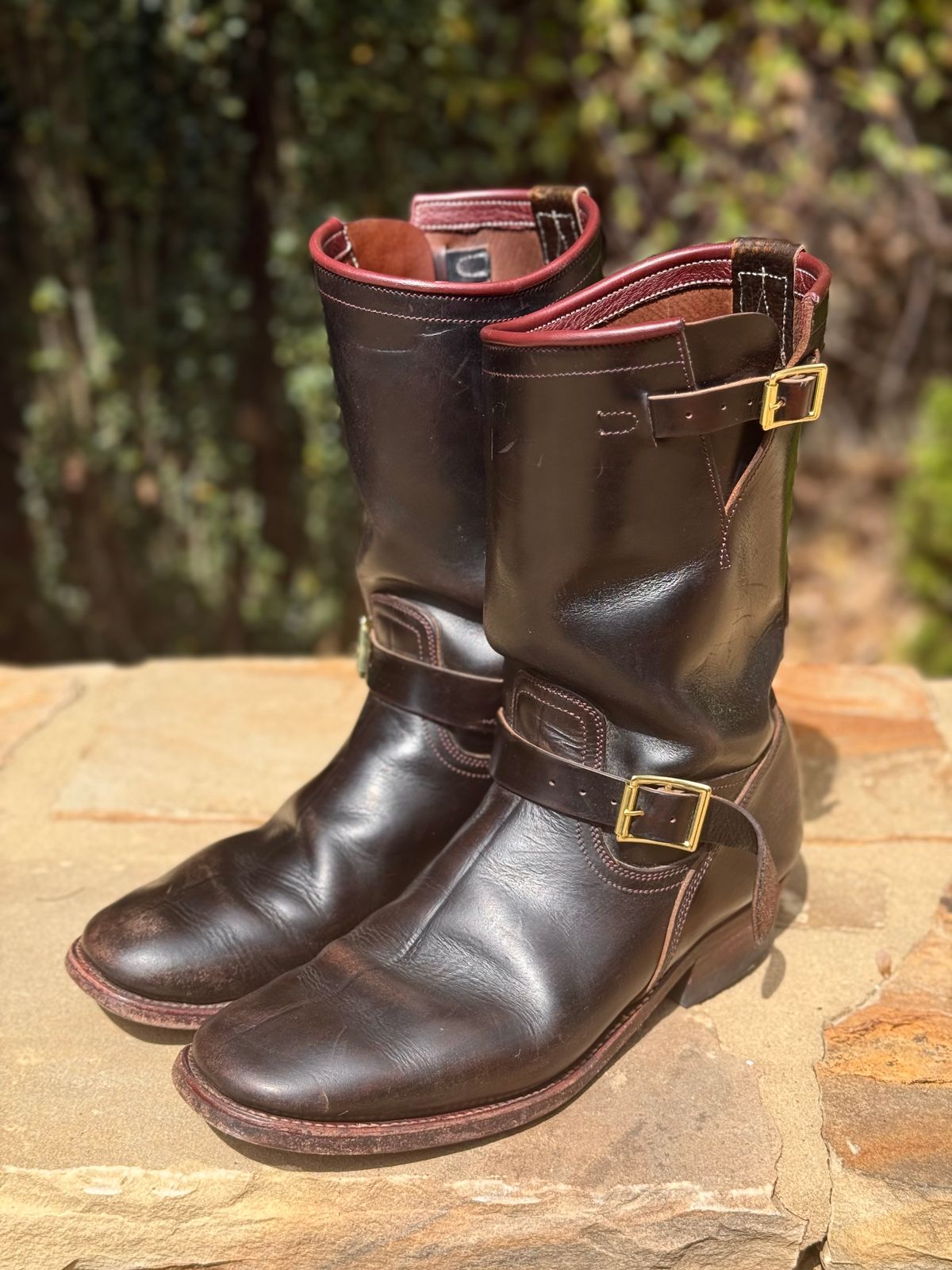 Photo by nathanjcreel on April 1, 2026 of the Unsung U 22-2 Engineer Boot in Horween Burgundy Workshoe Butt Overdyed Black.