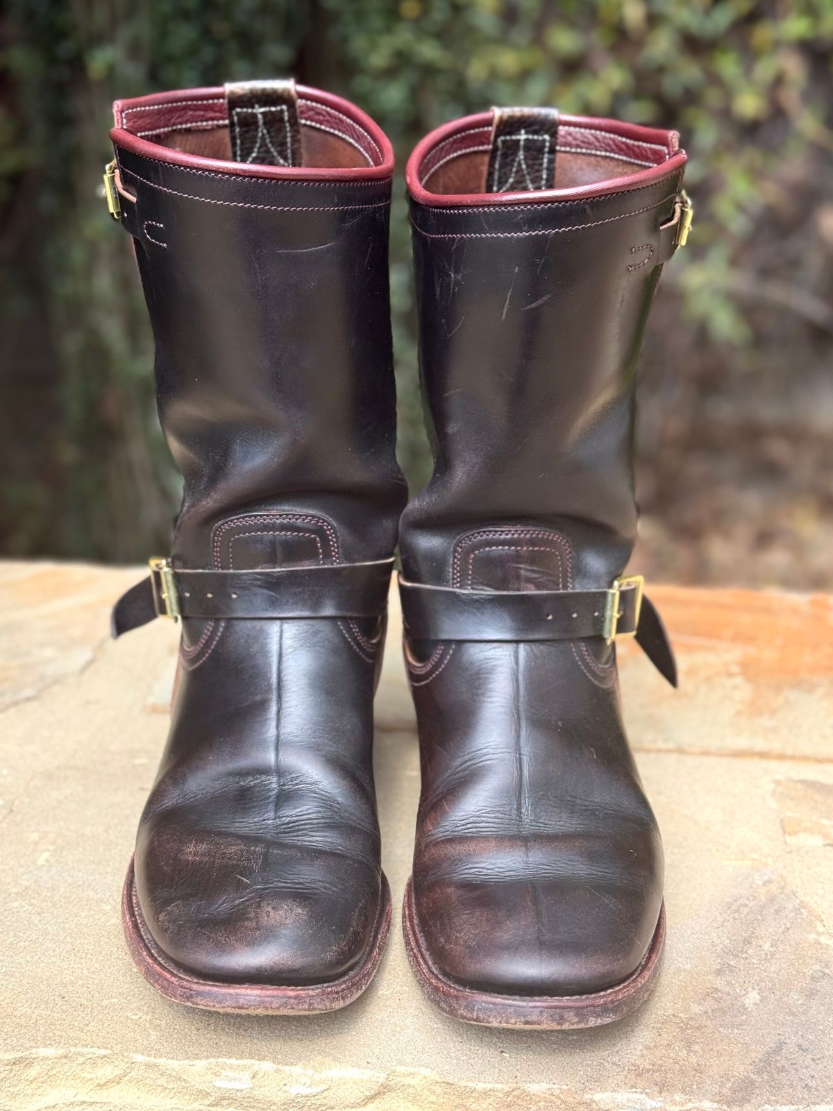 Photo by nathanjcreel on April 1, 2026 of the Unsung U 22-2 Engineer Boot in Horween Burgundy Workshoe Butt Overdyed Black.