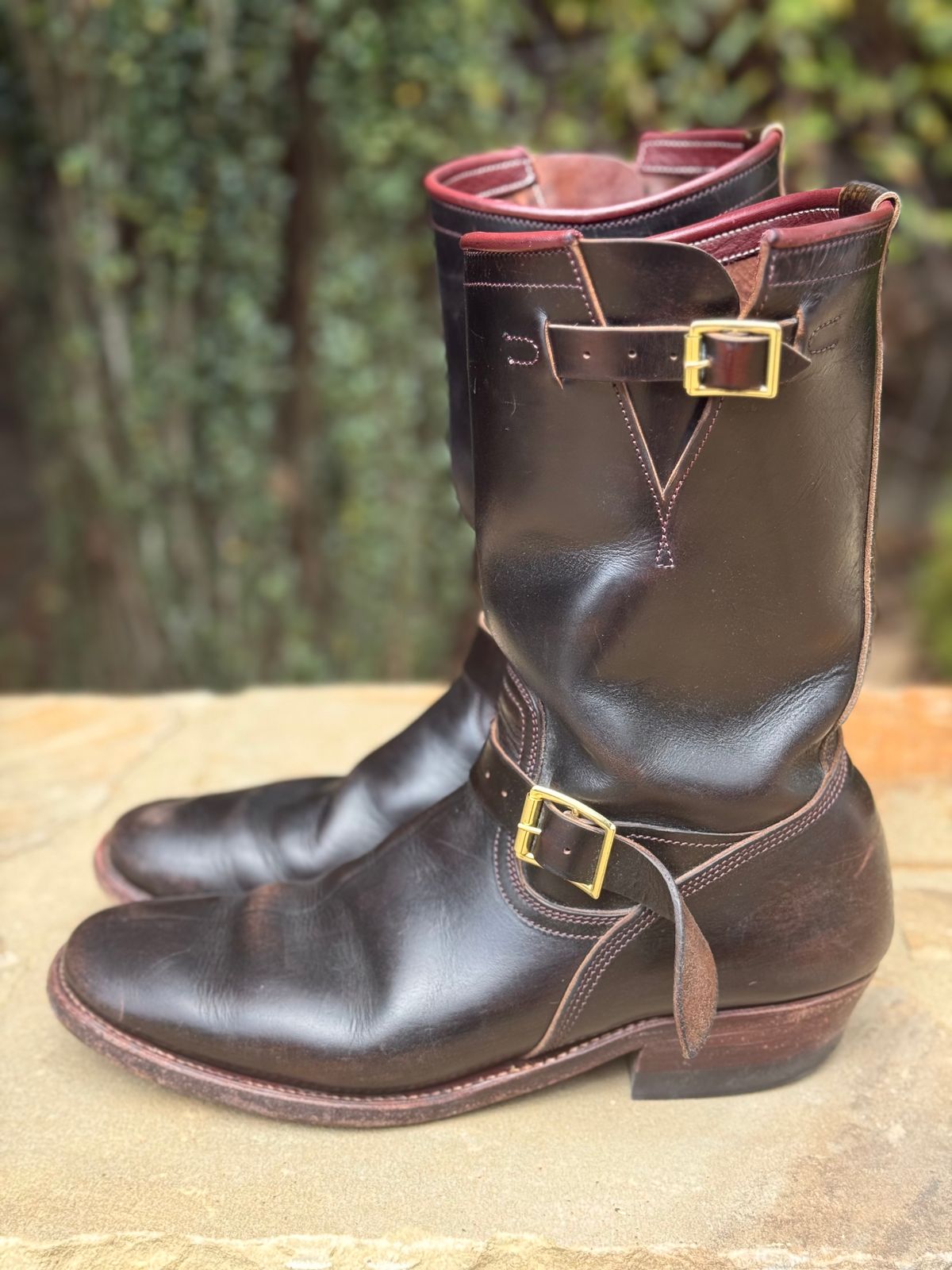 Photo by nathanjcreel on April 1, 2026 of the Unsung U 22-2 Engineer Boot in Horween Burgundy Workshoe Butt Overdyed Black.